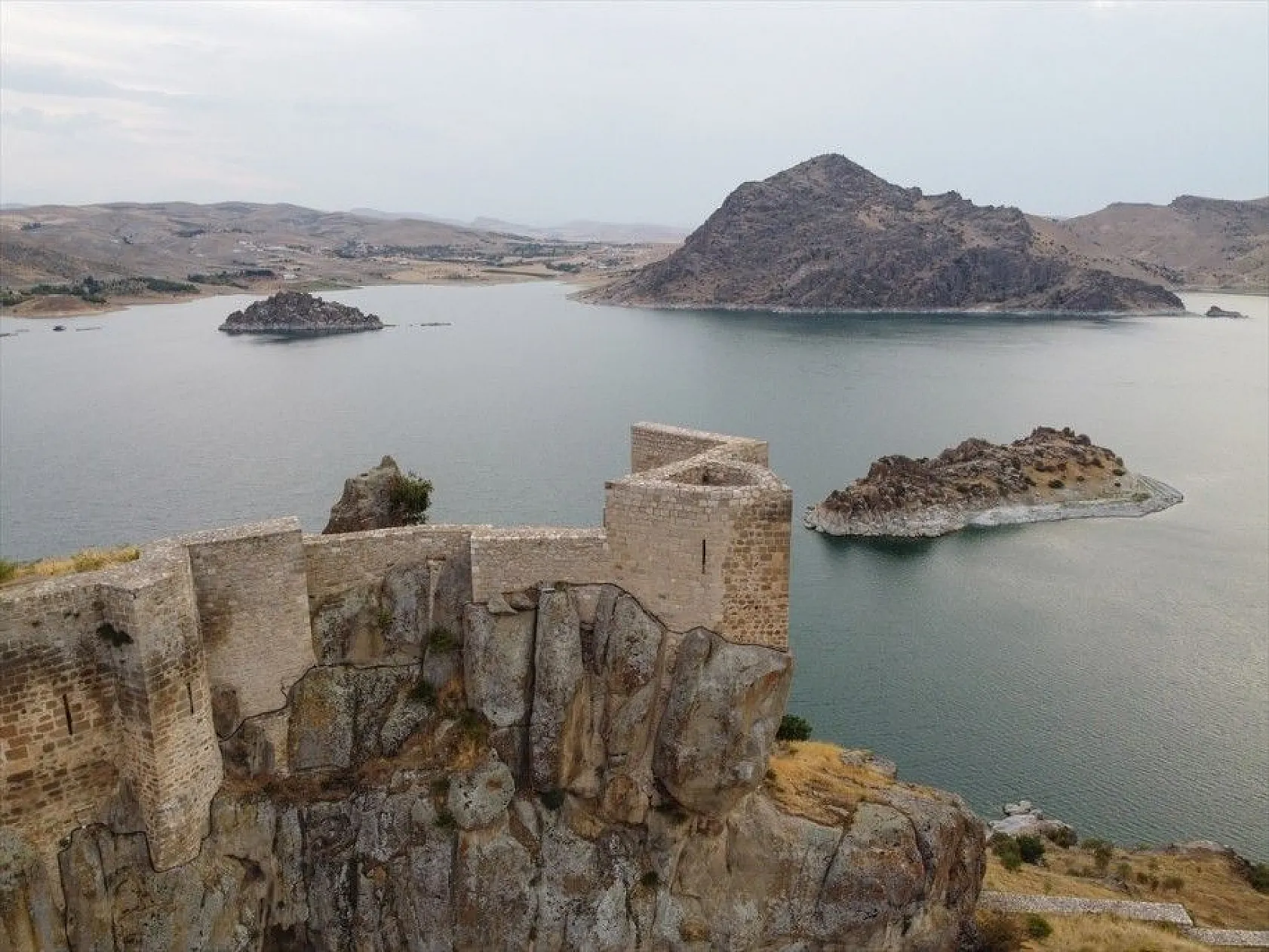 Tarihi Pertek Kalesi'nin cazibesi tekne turlarıyla artıyor