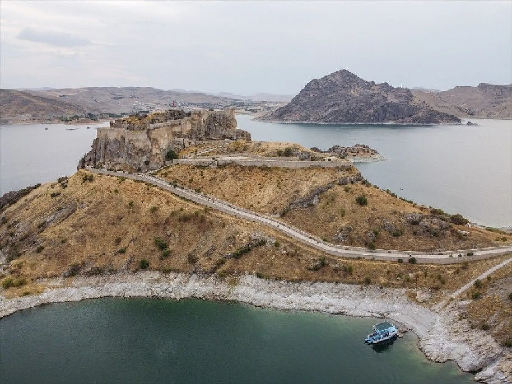 Tarihi Pertek Kalesi'nin cazibesi tekne turlarıyla artıyor