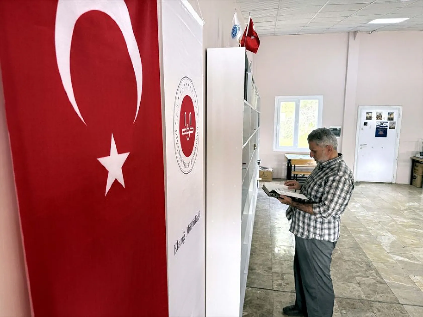 Yıpranan Kur'an-ı Kerim'leri ciltleme sanatıyla gönüllü onarıyor