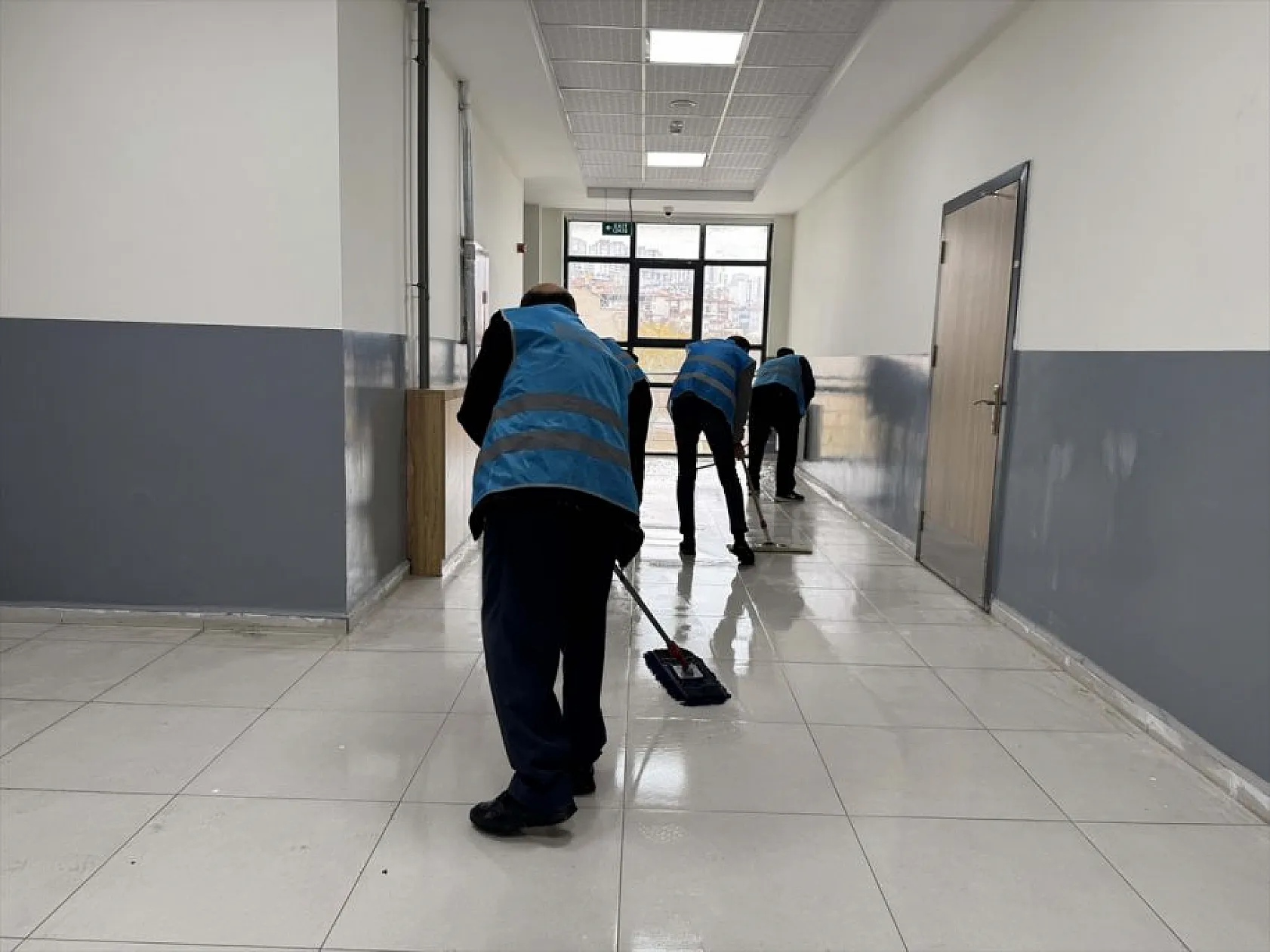 İnşa edilen okulların 'temizliğini' hükümlüler yapıyor