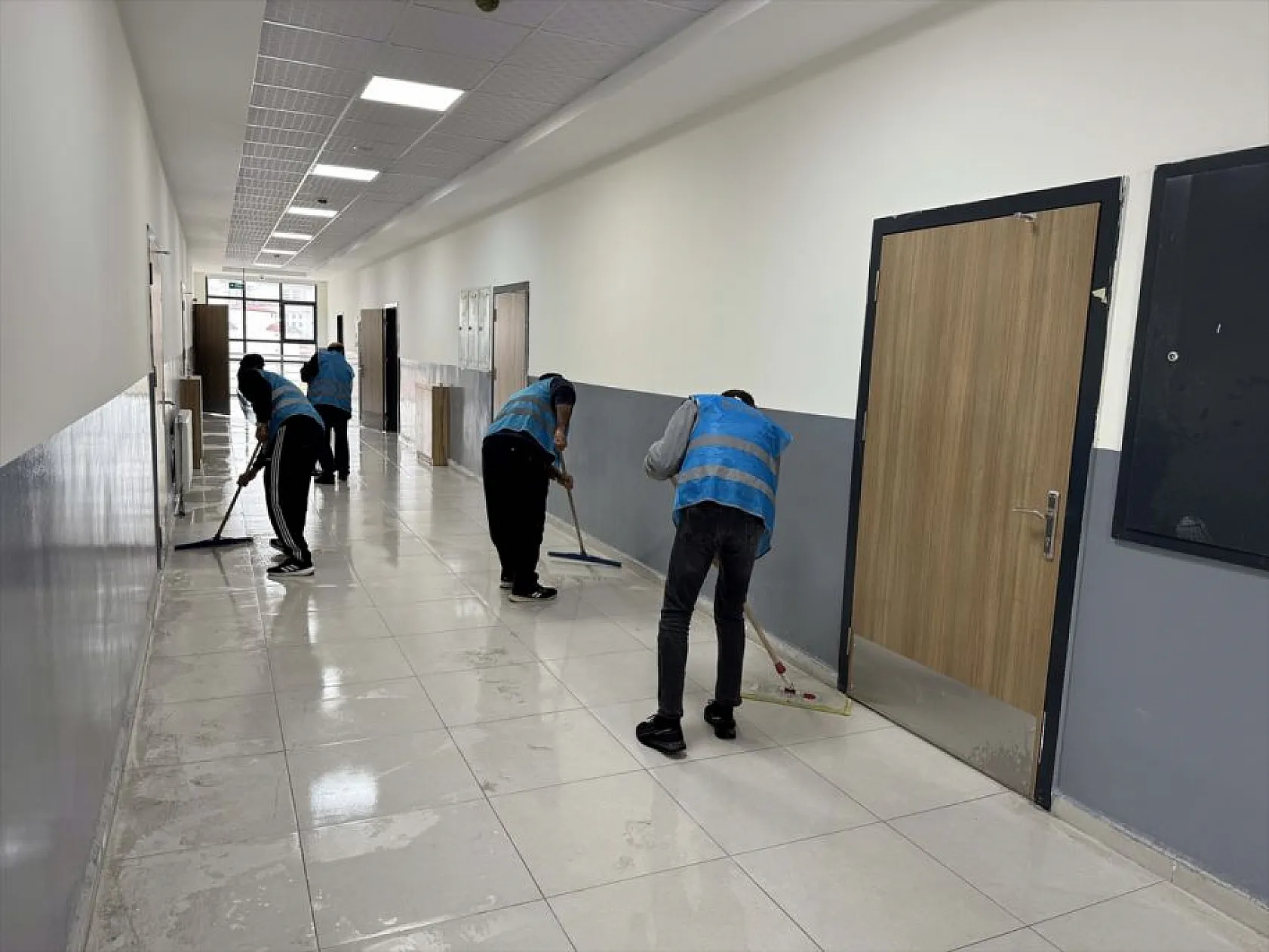 İnşa edilen okulların 'temizliğini' hükümlüler yapıyor