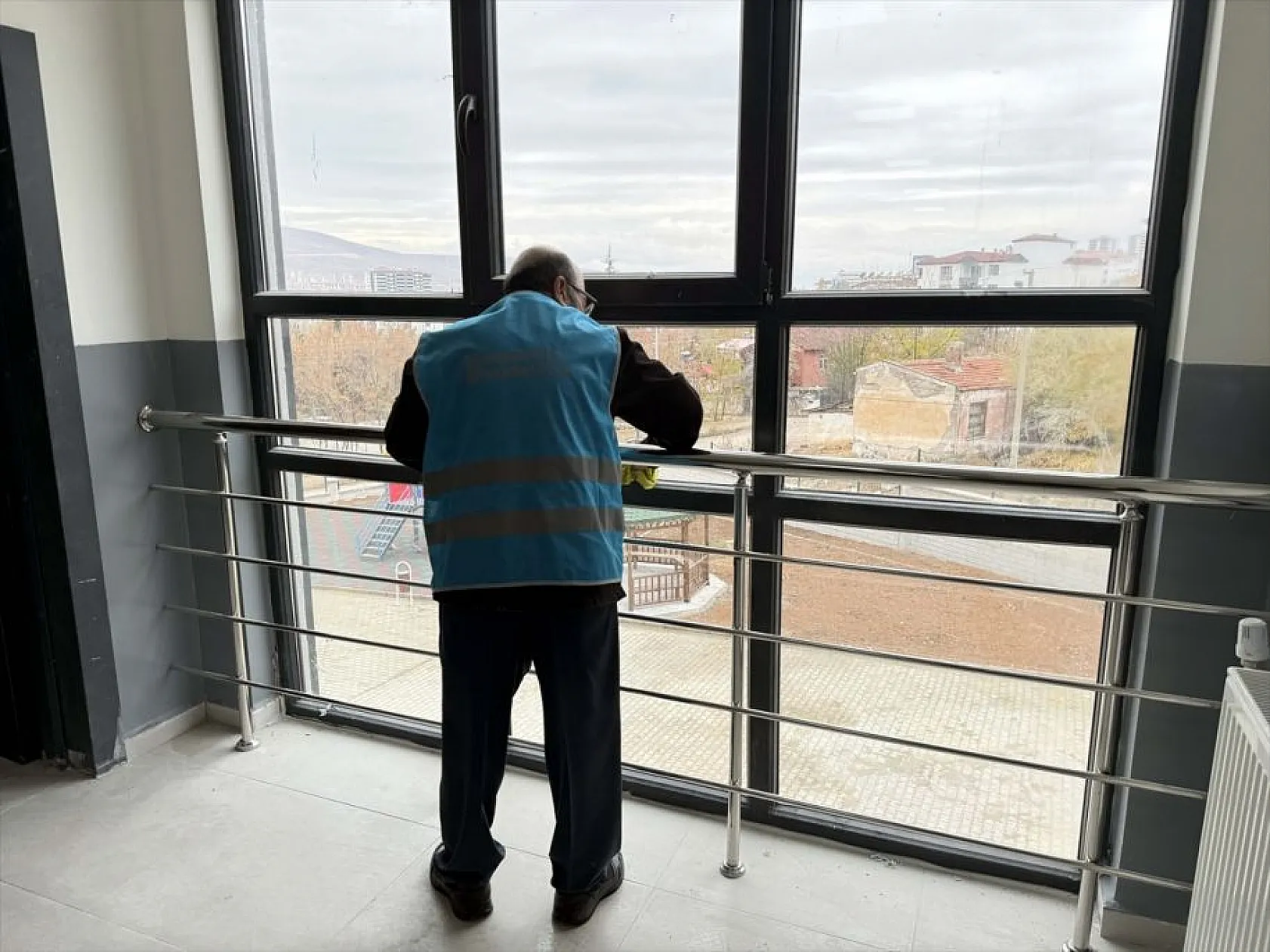 İnşa edilen okulların 'temizliğini' hükümlüler yapıyor