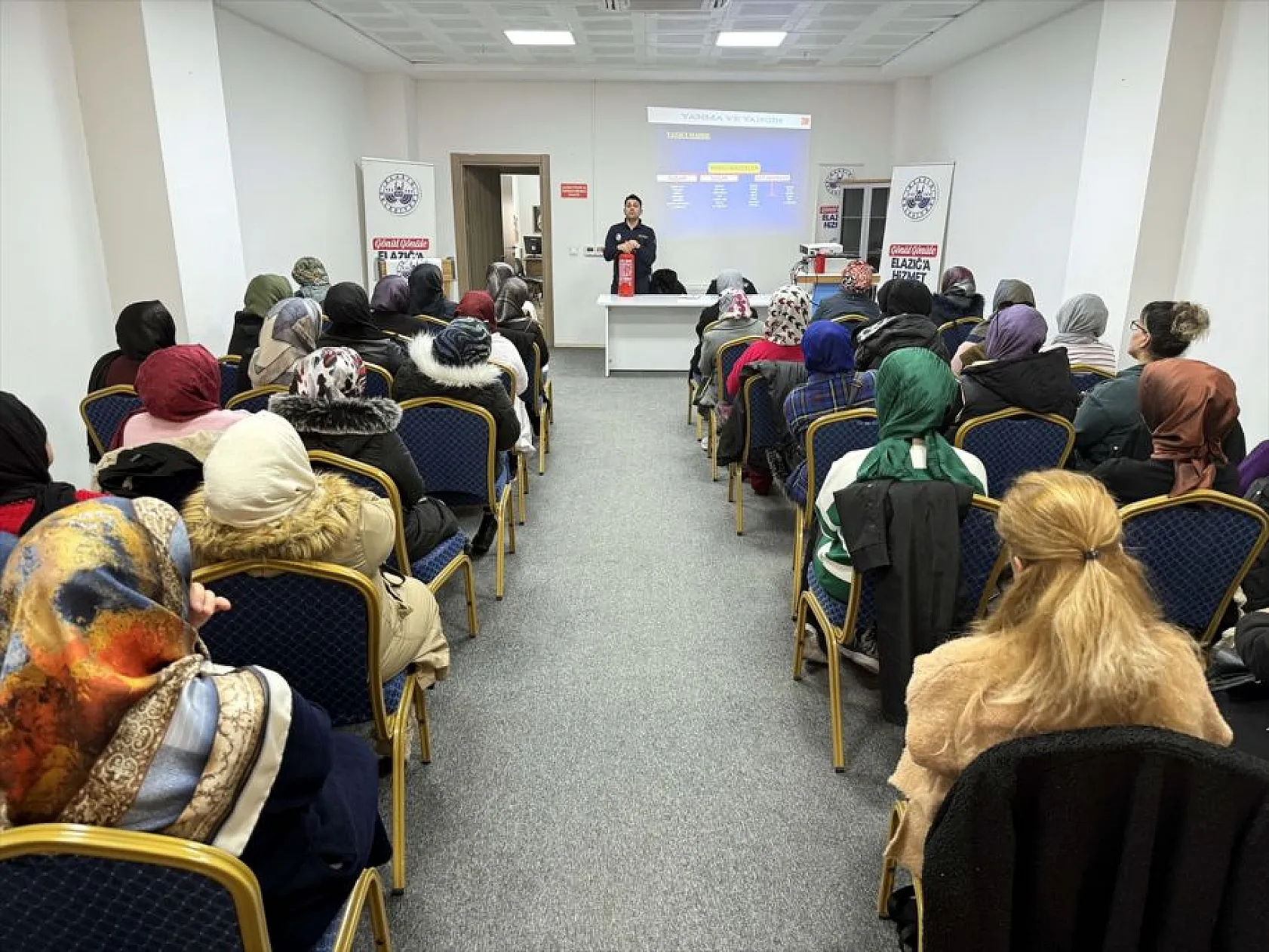 Elazığ'da anneler yangınlara müdahale eğitimi alıyor