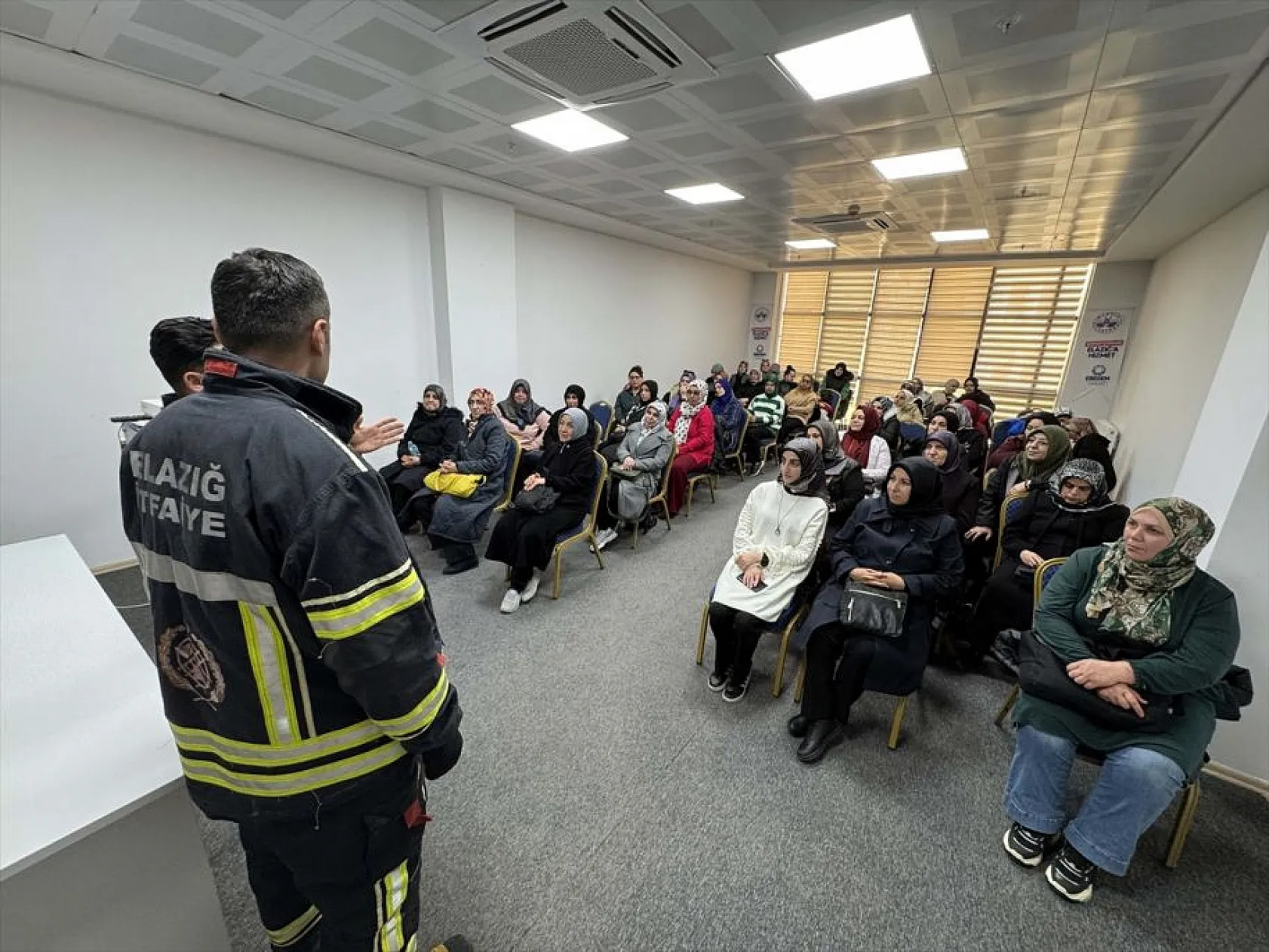 Elazığ'da anneler yangınlara müdahale eğitimi alıyor