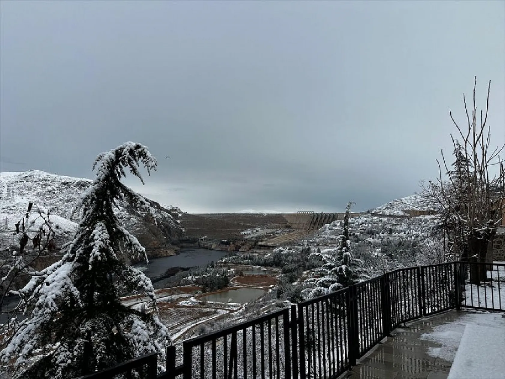 Keban Barajında etkili olan kar güzel görüntü oluşturdu