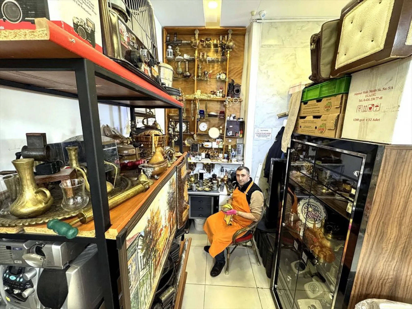 Elazığlı kasap antika tutkusunu dükkanında yaşatıyor