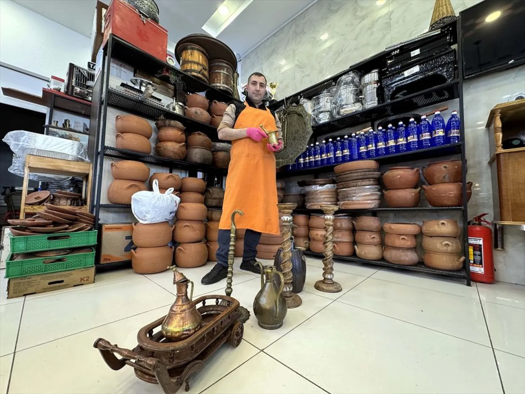 Elazığlı kasap antika tutkusunu dükkanında yaşatıyor