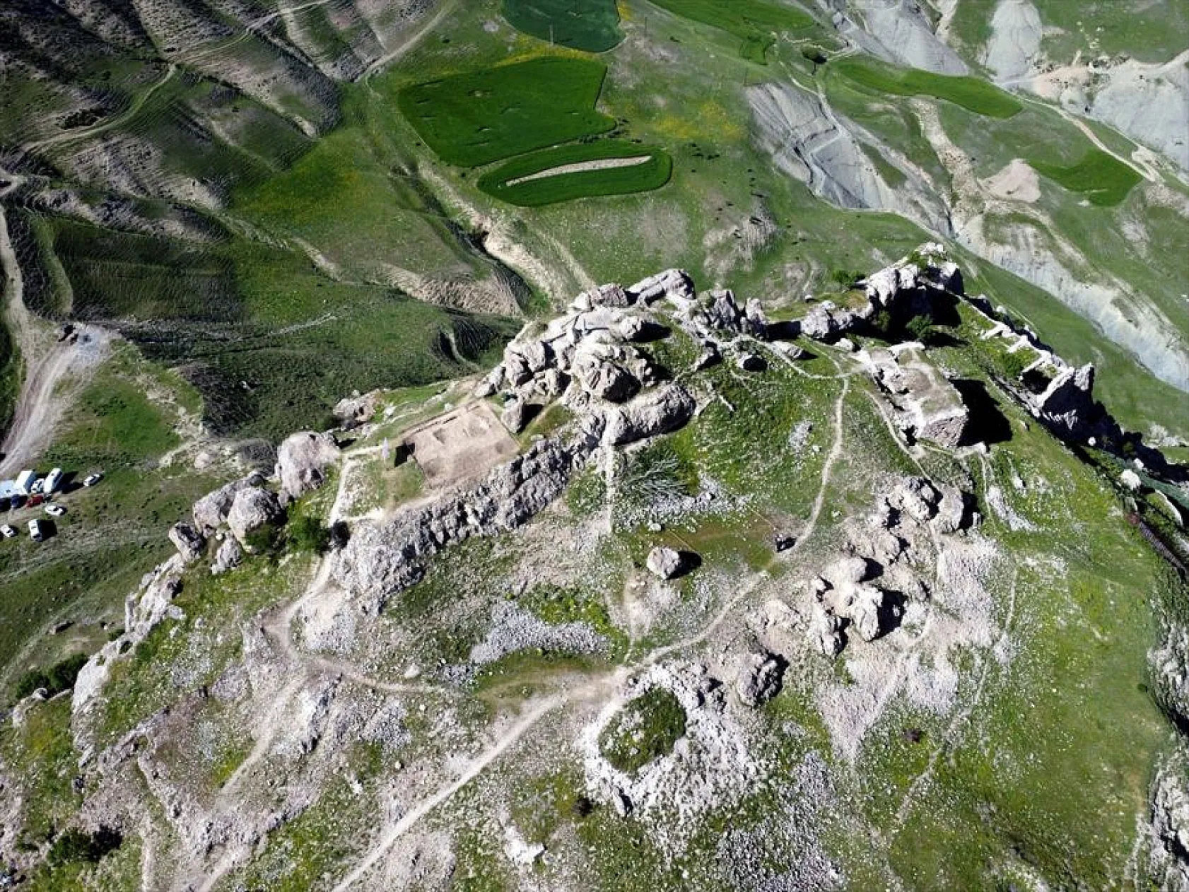 Elazığ'da tarihi Palu Kalesi'nde kazı çalışması başlatıldı