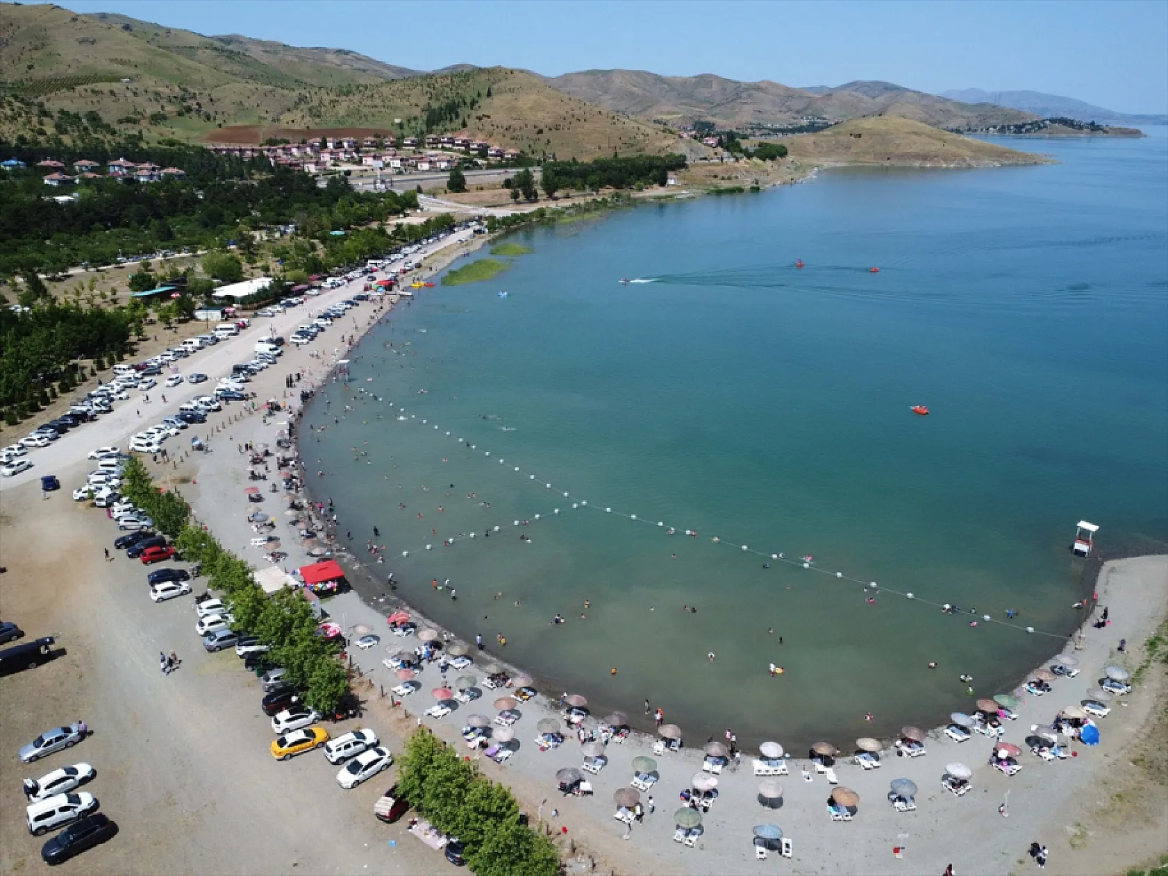 Elazığ'da tatilcilerin gözdesi: Hazar Gölü
