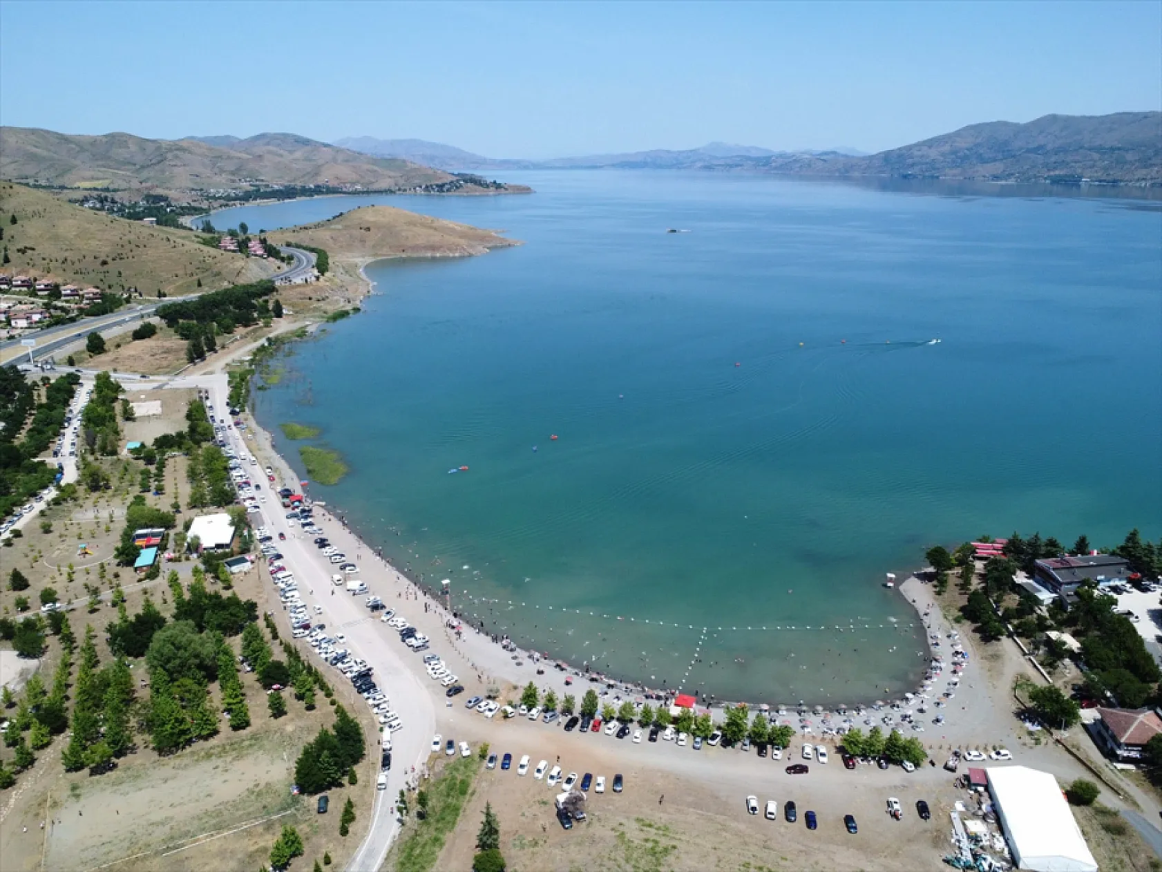 Elazığ'da tatilcilerin gözdesi: Hazar Gölü