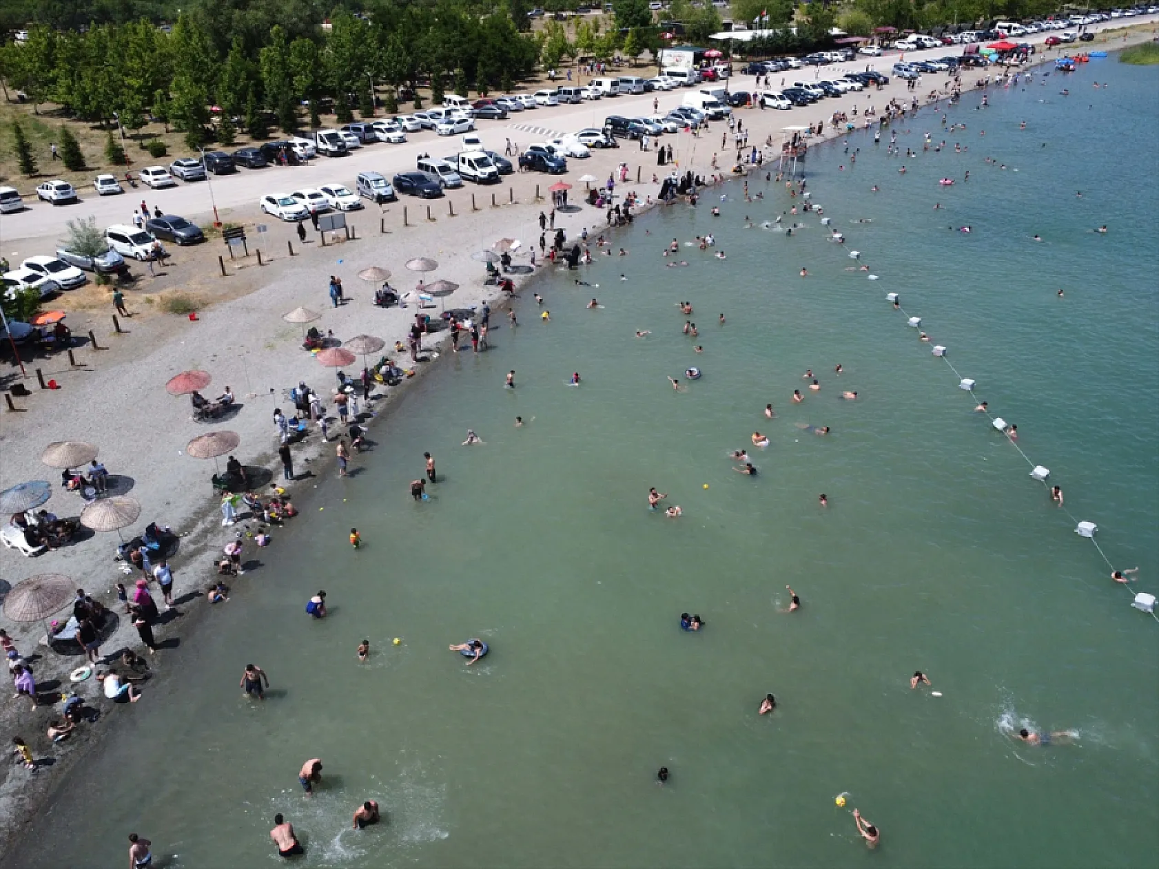 Elazığ'da tatilcilerin gözdesi: Hazar Gölü