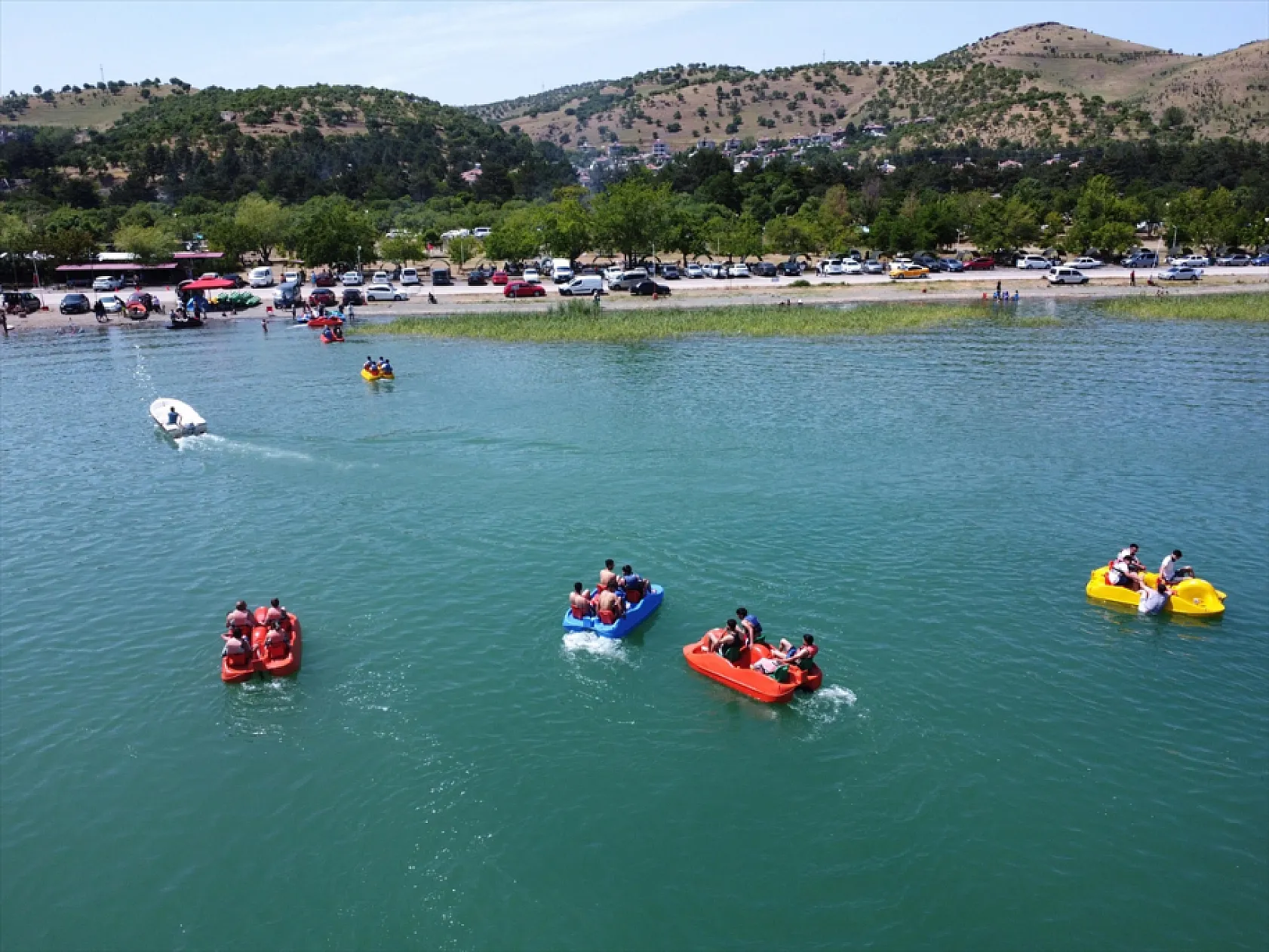 Elazığ'da tatilcilerin gözdesi: Hazar Gölü