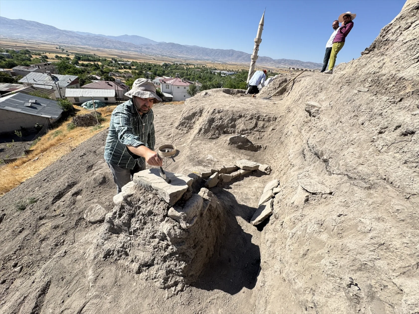 Elazığ'da 6 bin yıllık tapınak alanı bulundu