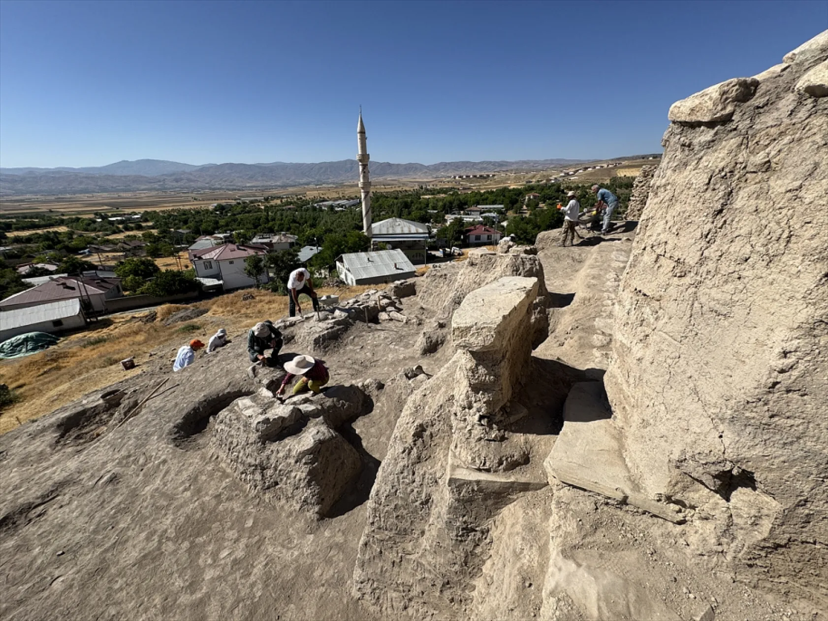 Elazığ'da 6 bin yıllık tapınak alanı bulundu