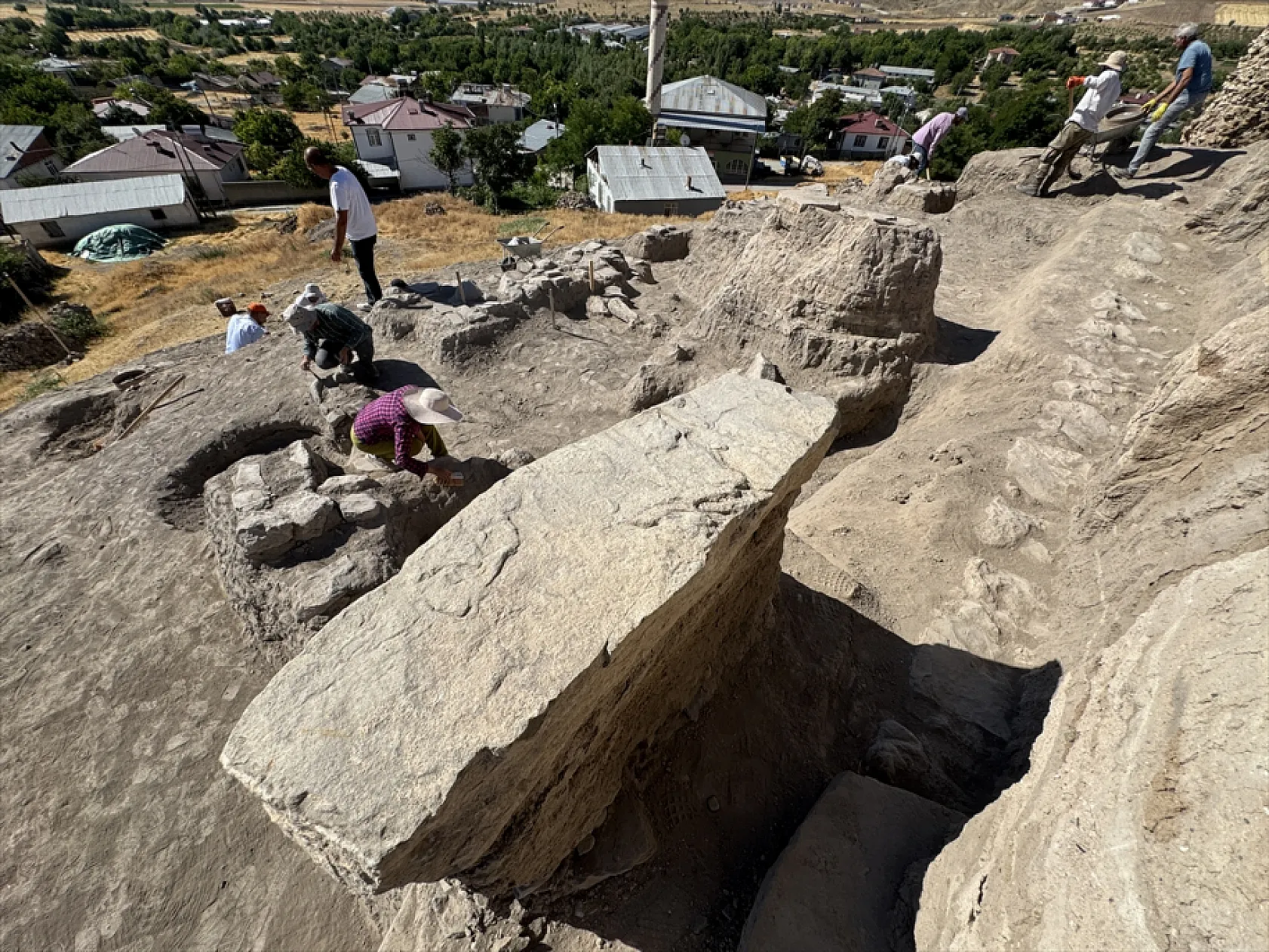 Elazığ'da 6 bin yıllık tapınak alanı bulundu