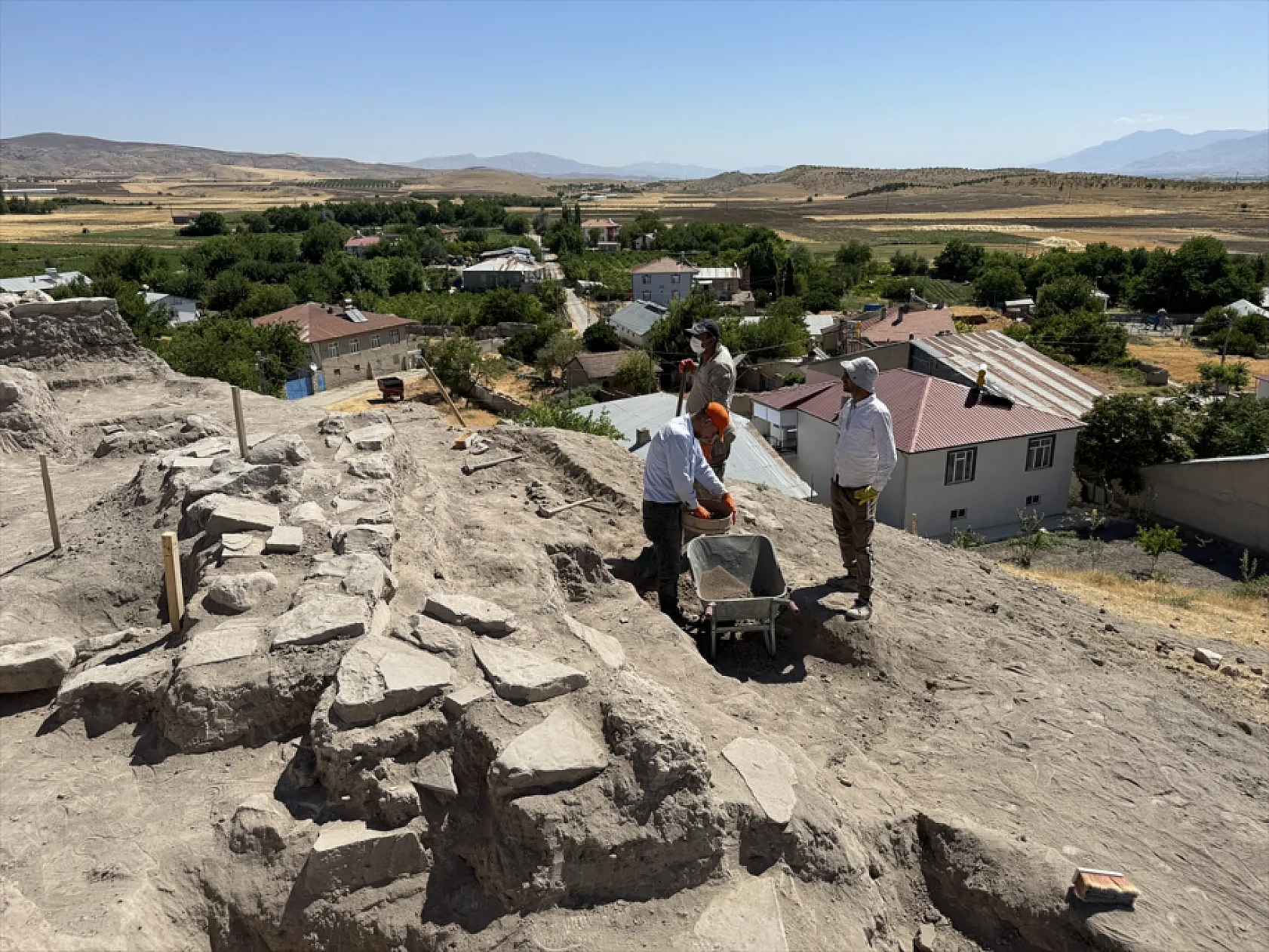 Elazığ'da 6 bin yıllık tapınak alanı bulundu