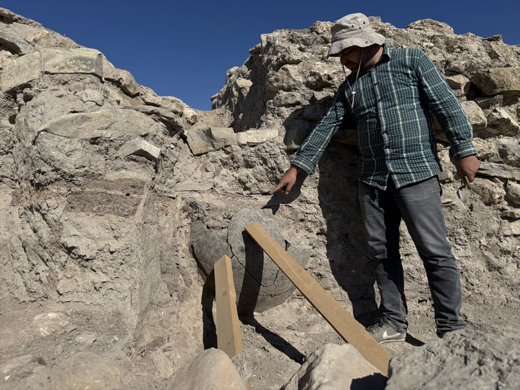 Elazığ'da 6 bin yıllık tapınak alanı bulundu