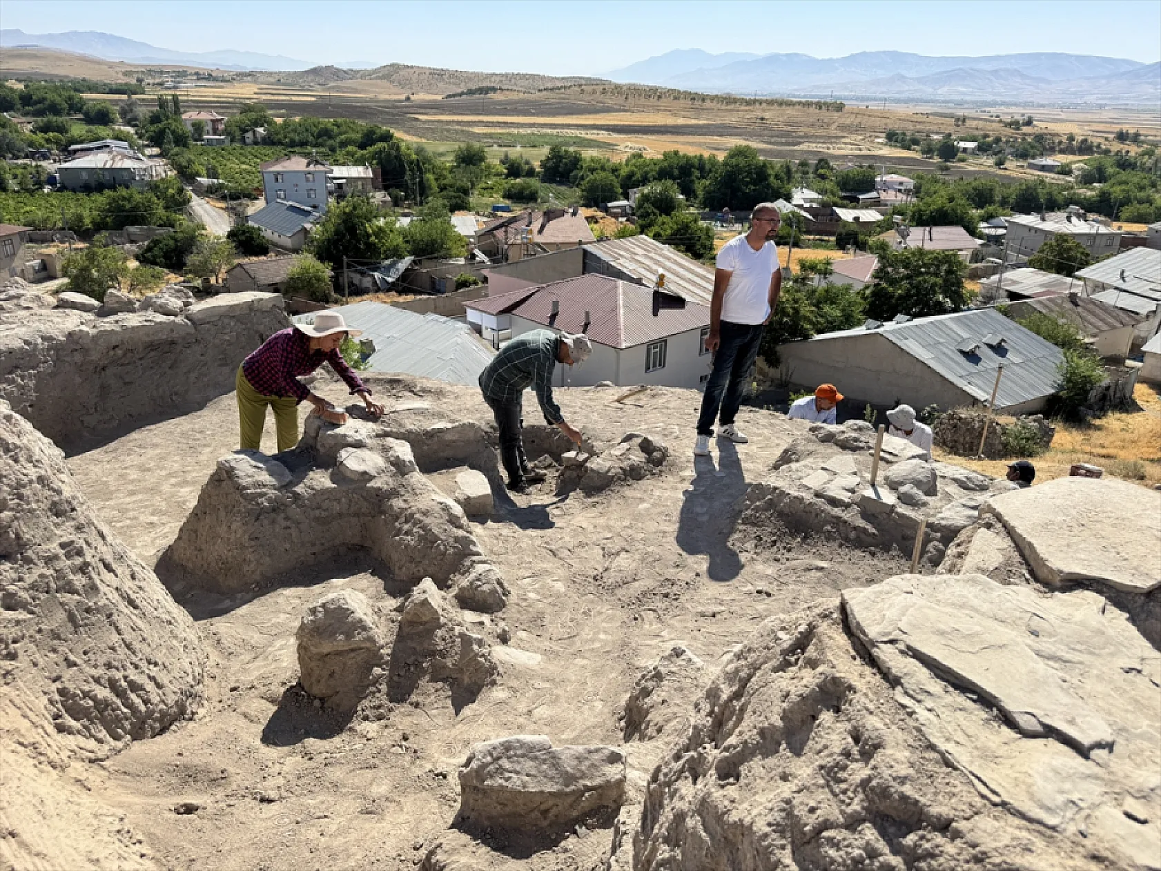 Elazığ'da 6 bin yıllık tapınak alanı bulundu