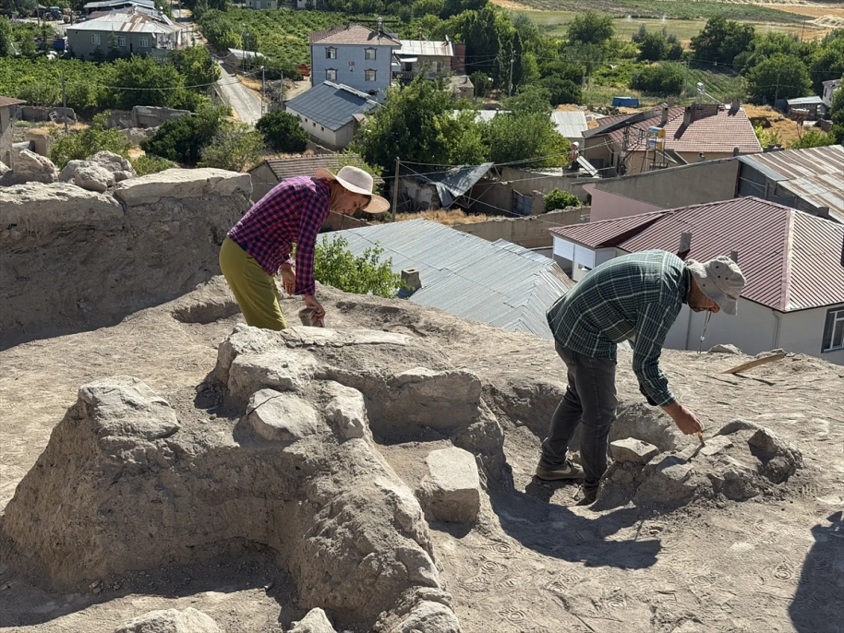 Elazığ'da 6 bin yıllık tapınak alanı bulundu