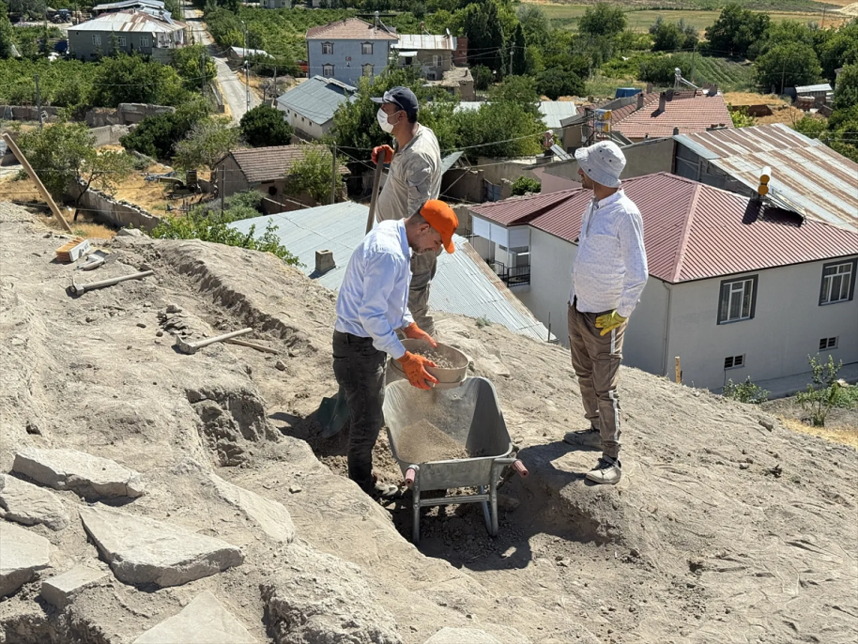 Elazığ'da 6 bin yıllık tapınak alanı bulundu