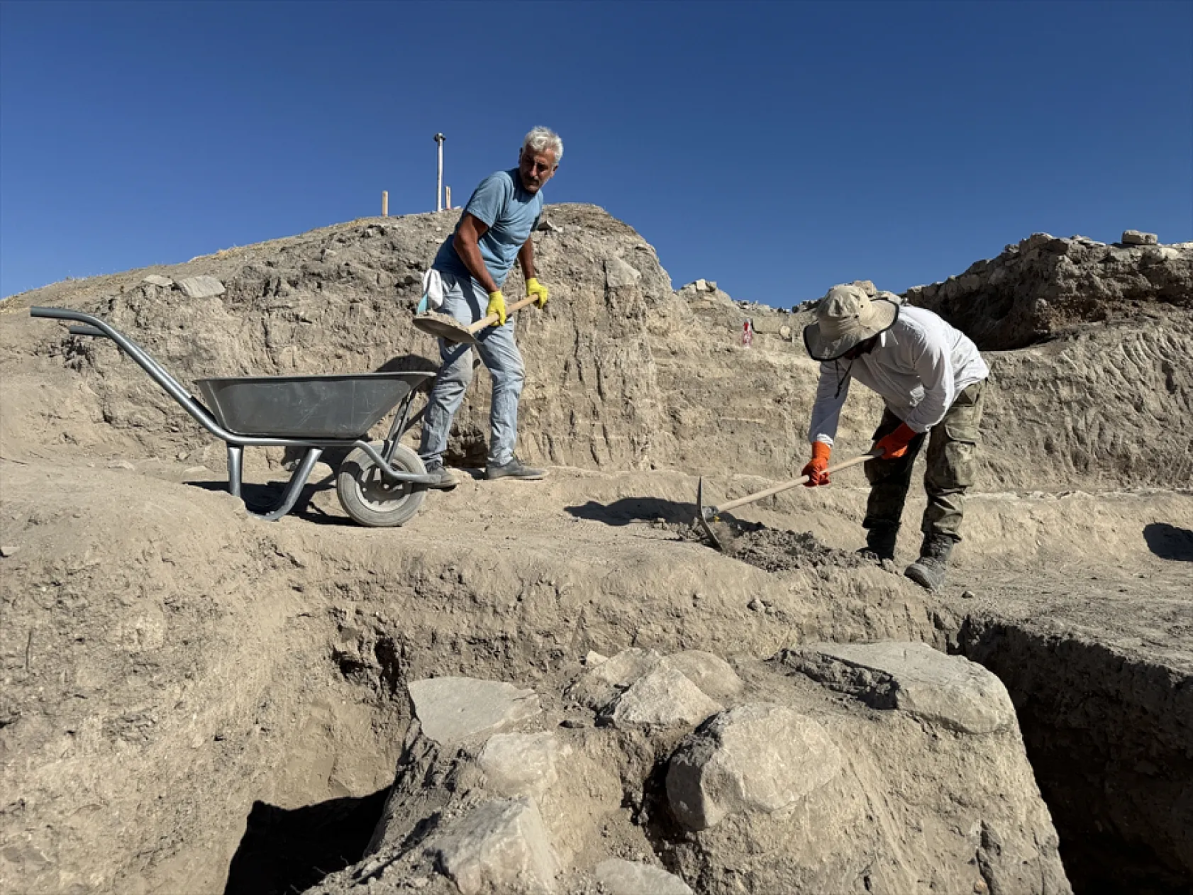 Elazığ'da 6 bin yıllık tapınak alanı bulundu