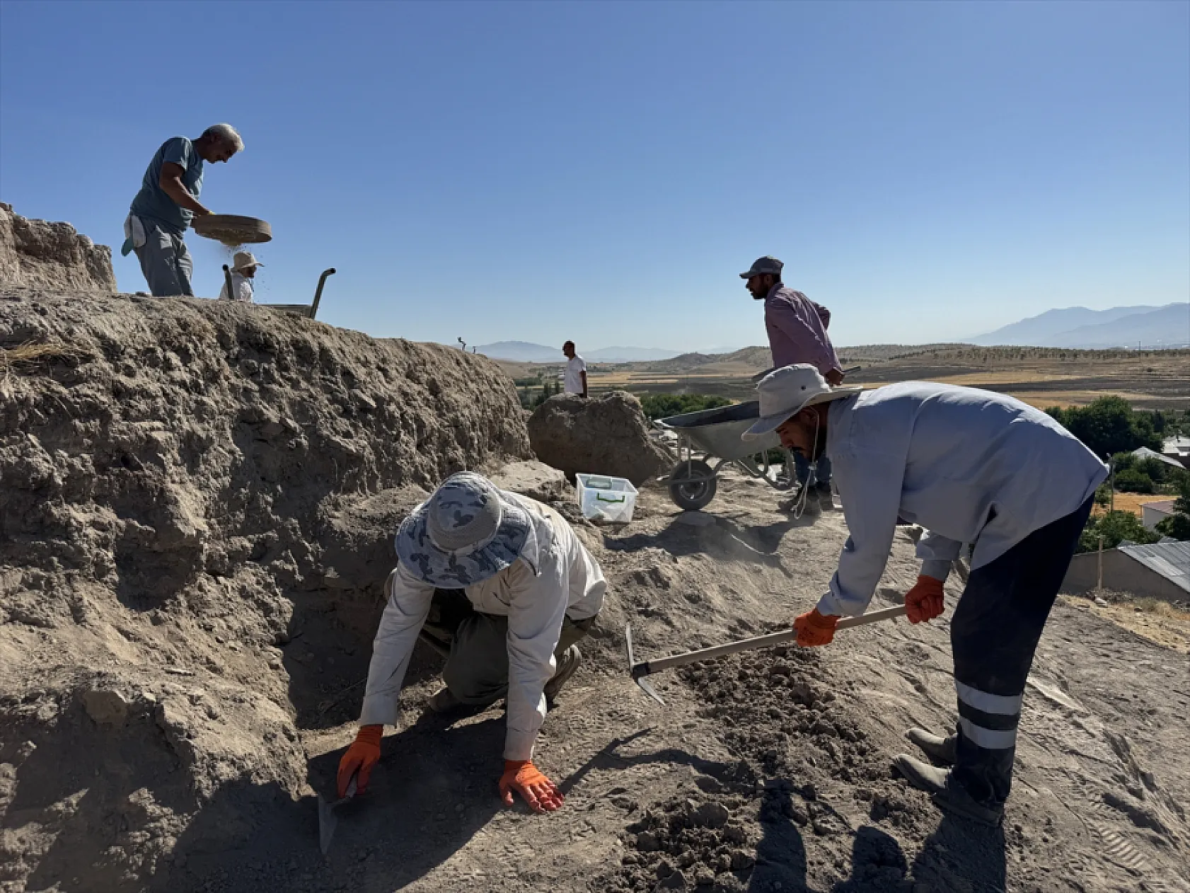 Elazığ'da 6 bin yıllık tapınak alanı bulundu