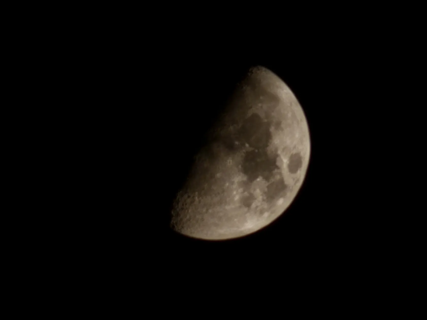 Elazığ'da kartpostallık yarım ay güzelliği