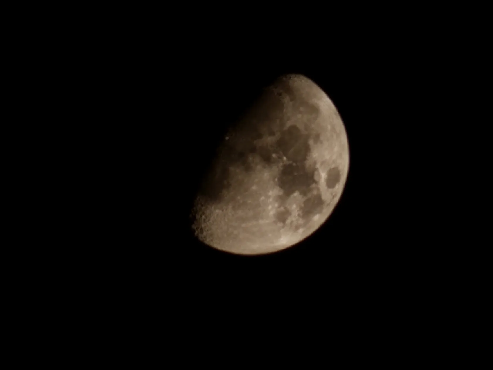 Elazığ'da kartpostallık yarım ay güzelliği