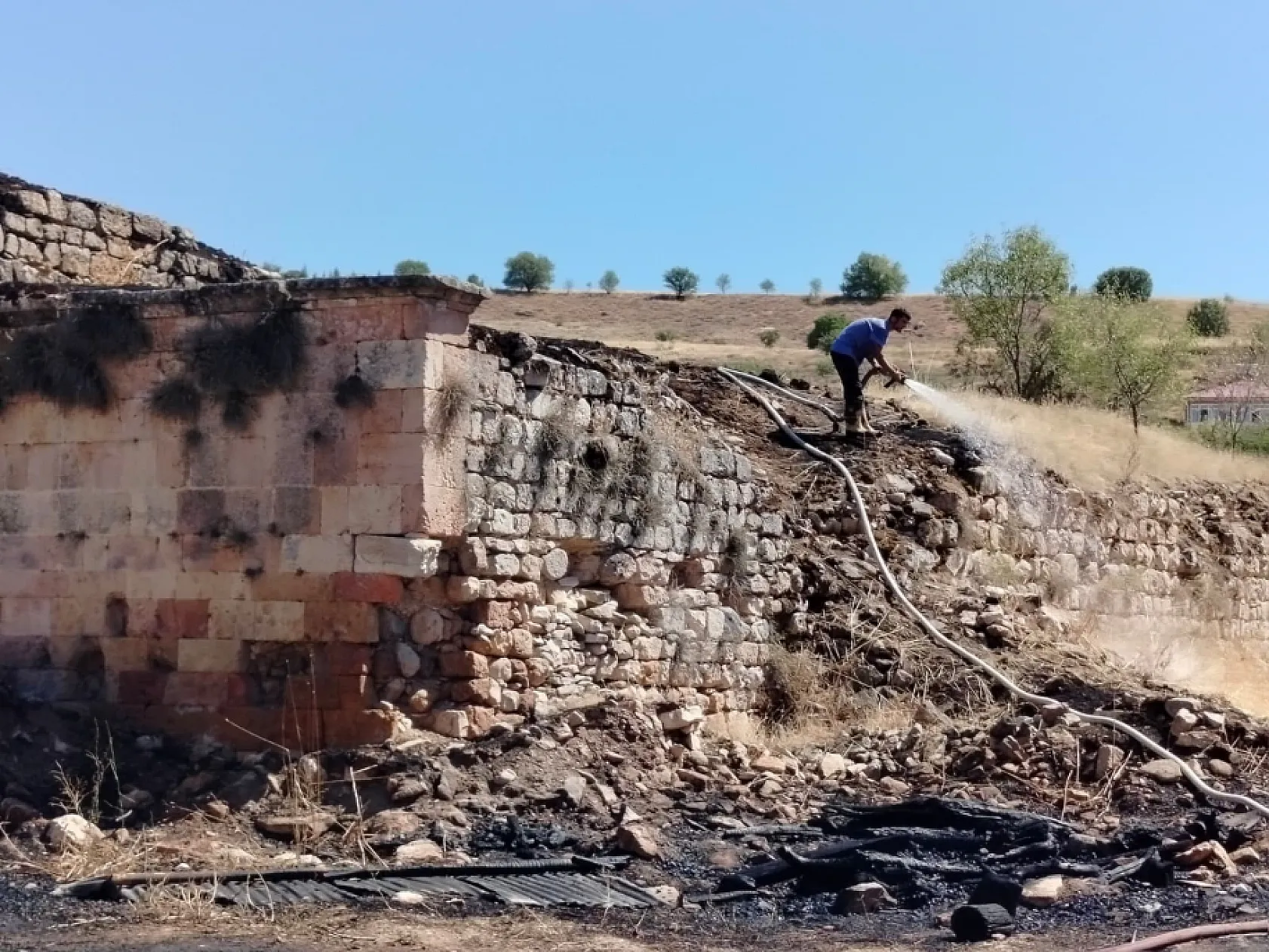 Elazığ'da 750 yıllık kervansaray alevlere teslim oldu