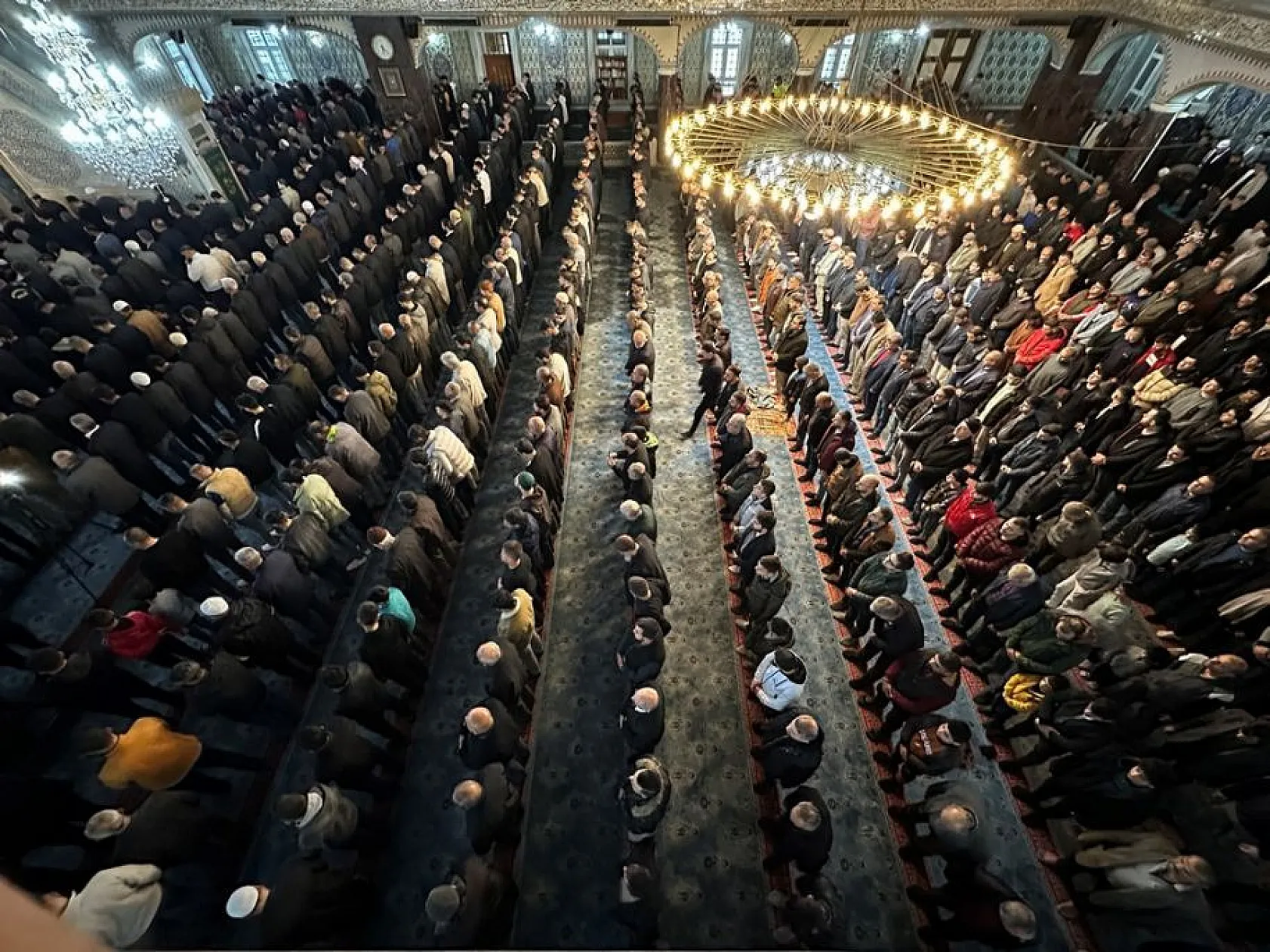 Bayram namazında camiler doldu taştı