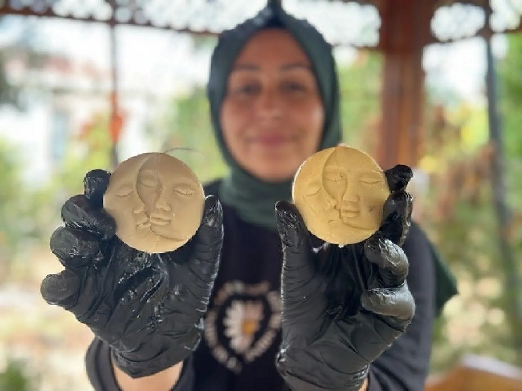 Bahçesinde yetiştirdiği ürünlerle doğal sabun üretiyor