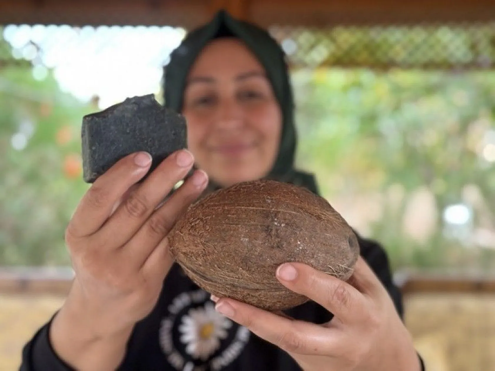 Bahçesinde yetiştirdiği ürünlerle doğal sabun üretiyor