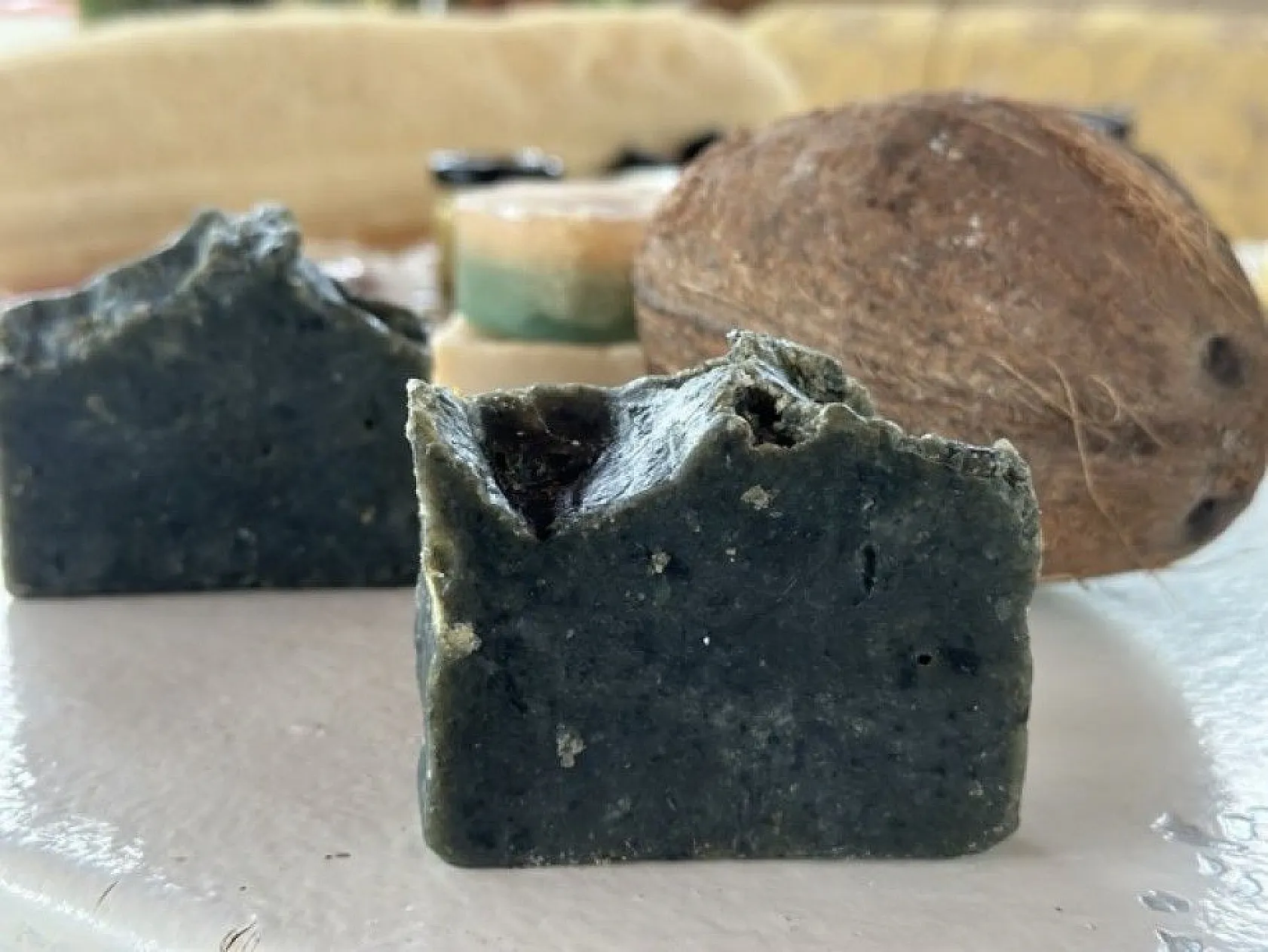 Bahçesinde yetiştirdiği ürünlerle doğal sabun üretiyor