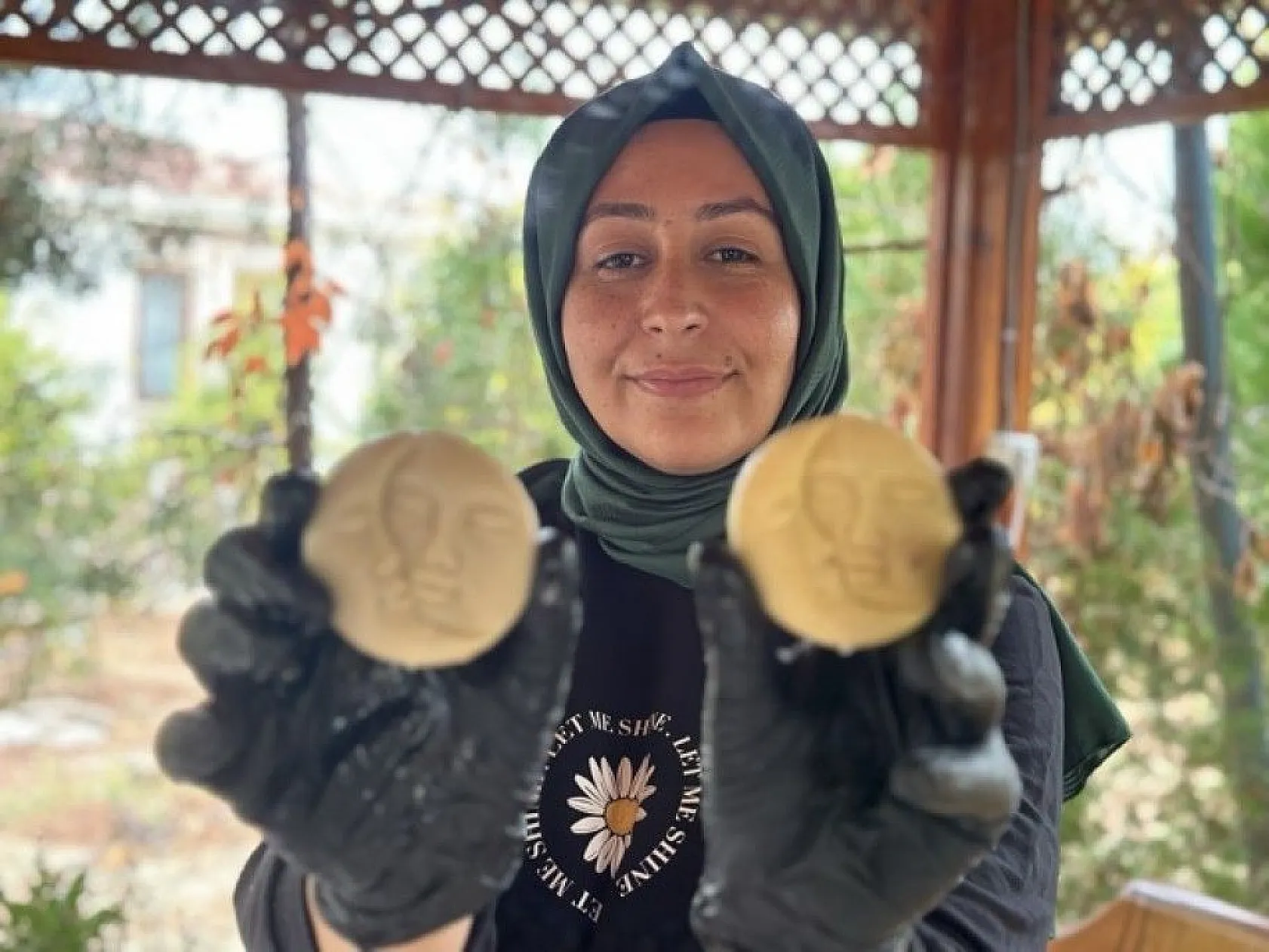 Bahçesinde yetiştirdiği ürünlerle doğal sabun üretiyor