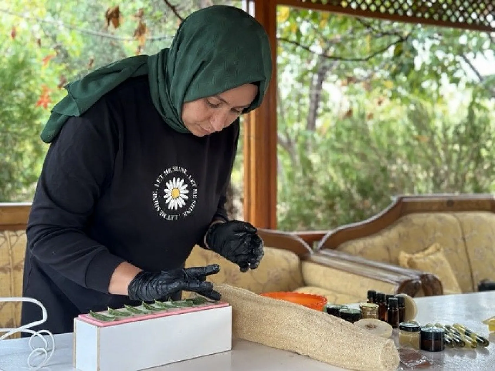 Bahçesinde yetiştirdiği ürünlerle doğal sabun üretiyor