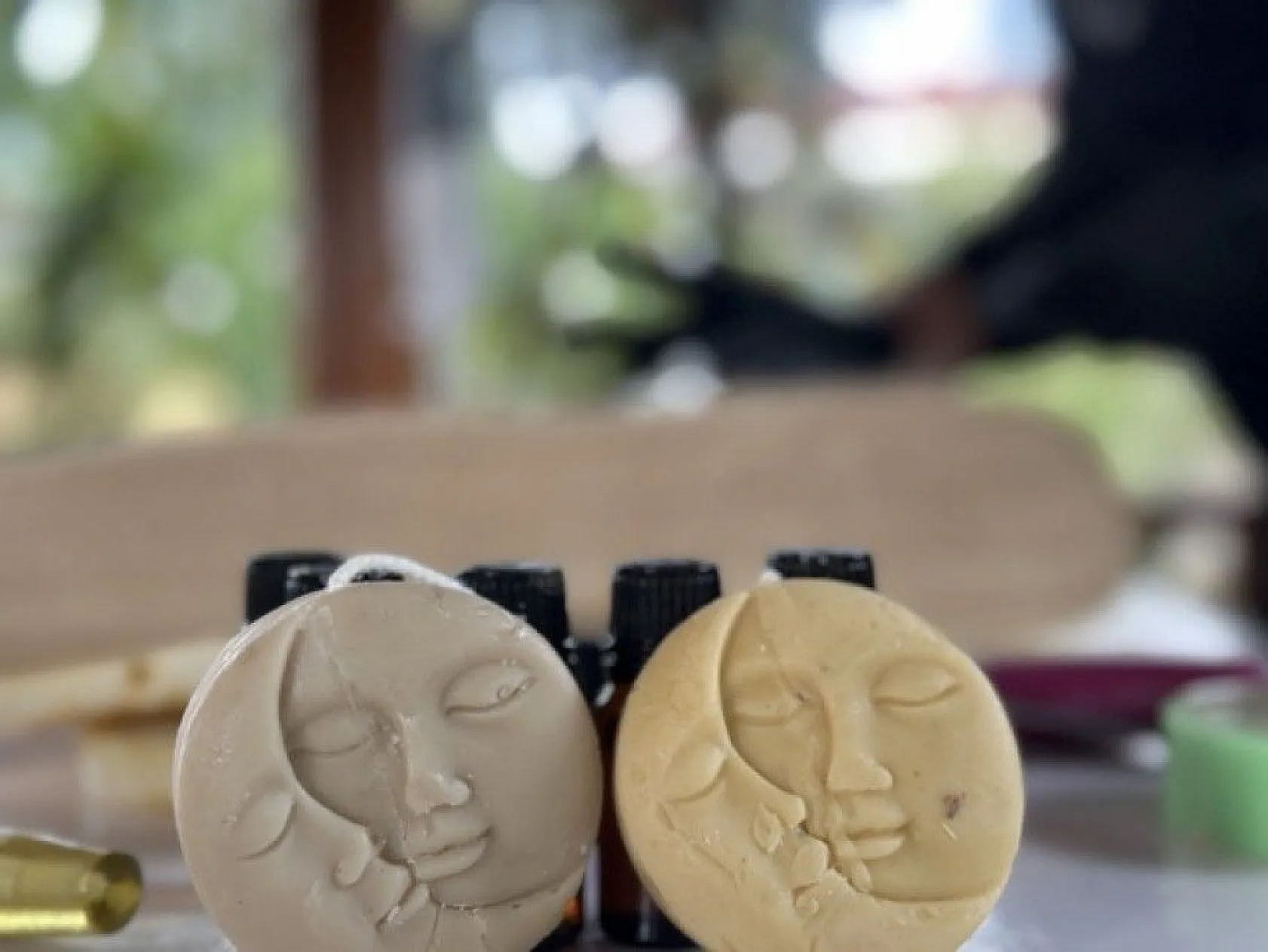 Bahçesinde yetiştirdiği ürünlerle doğal sabun üretiyor