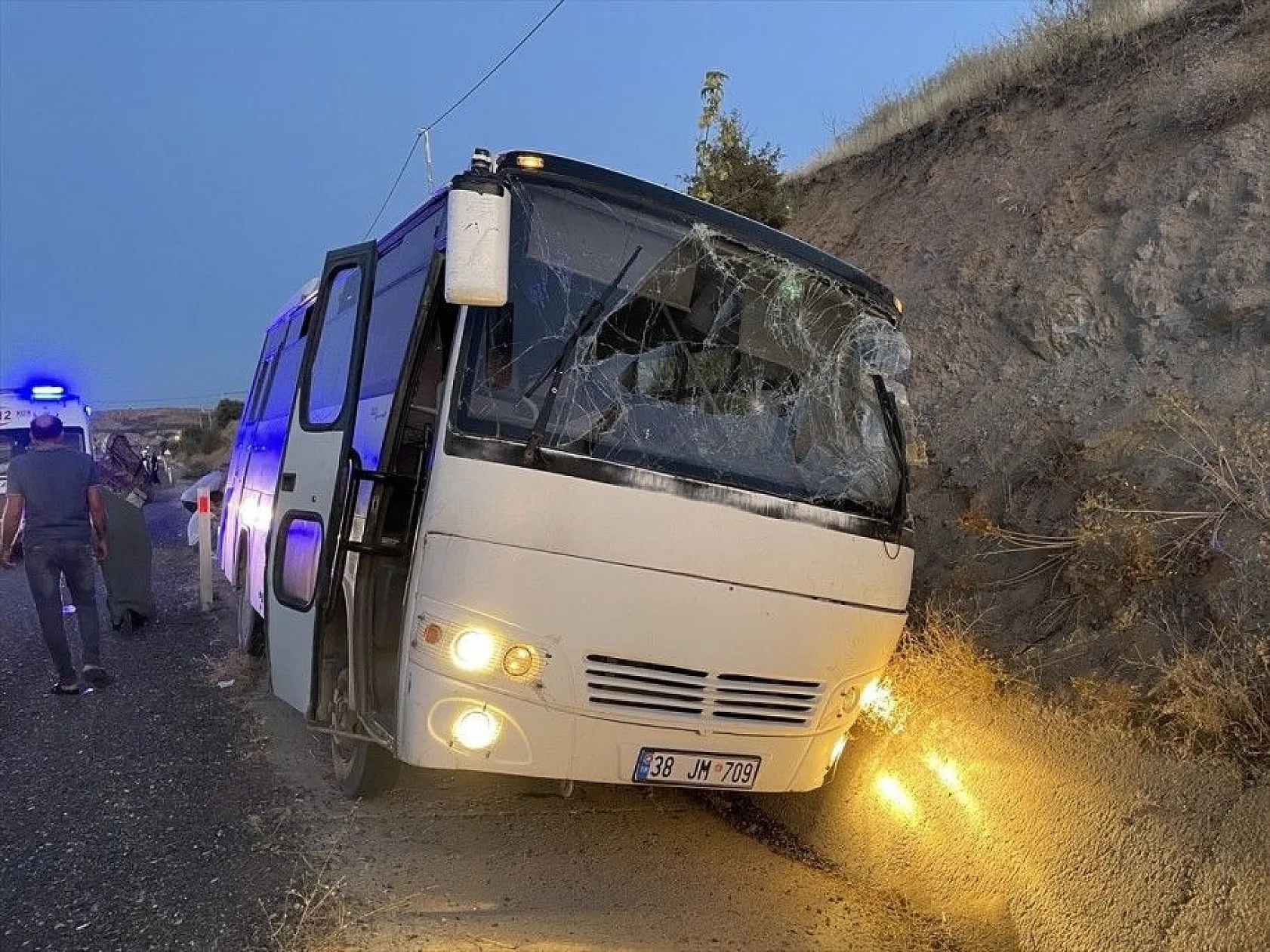 Midibüs su tahliye kanalına düştü
