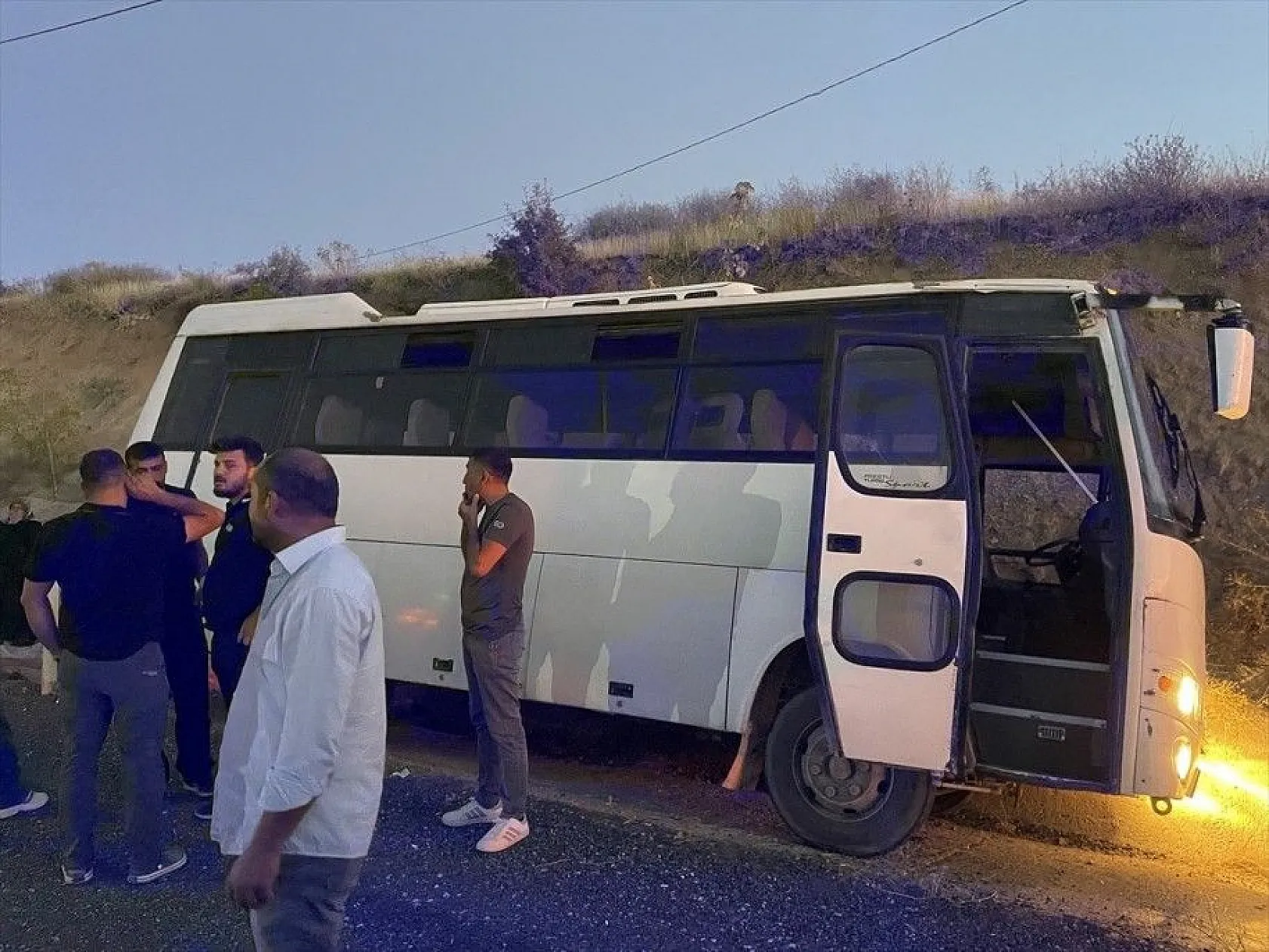 Midibüs su tahliye kanalına düştü