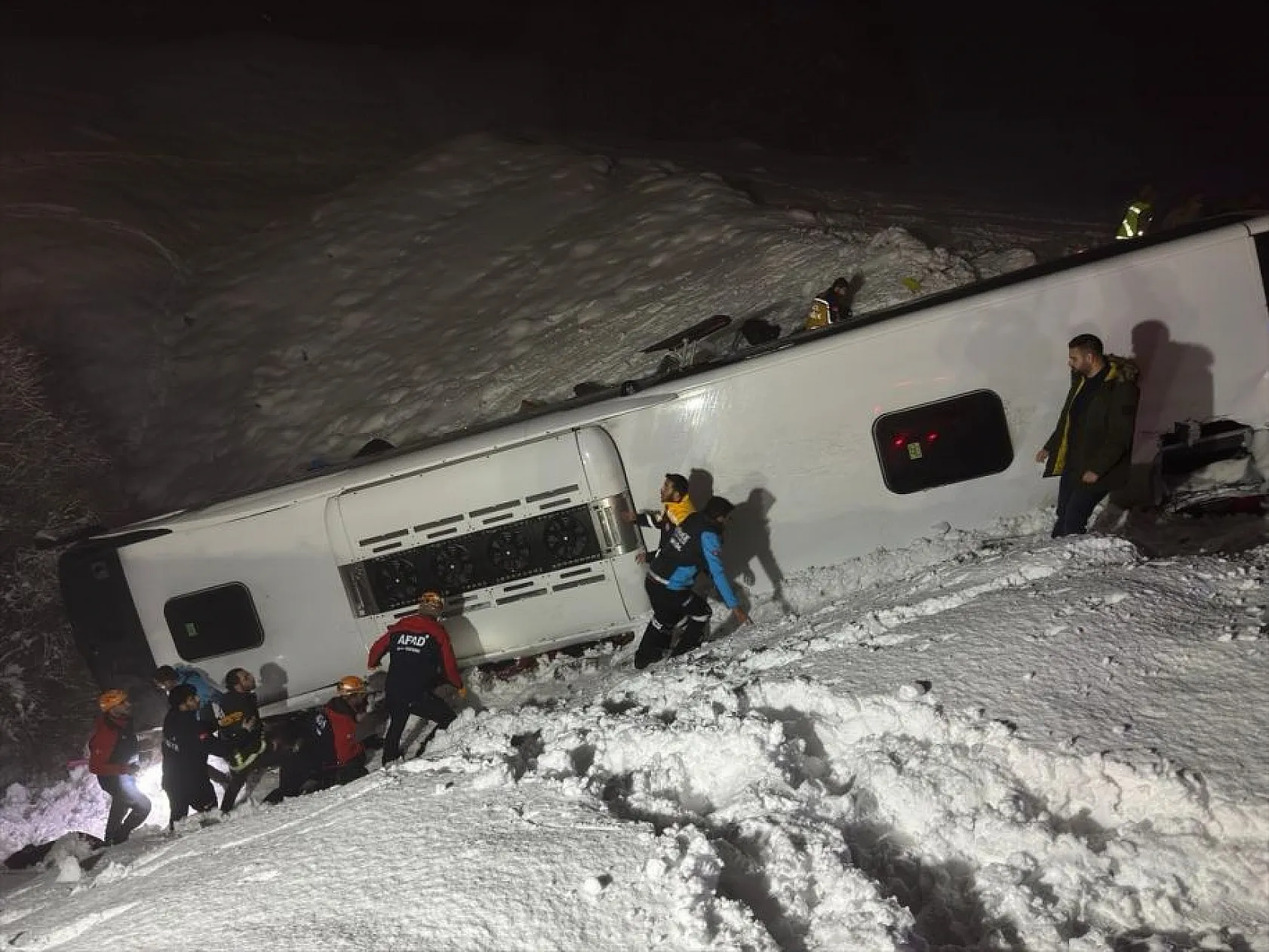 Bingöl'de yolcu otobüsü devrildi! Ölü ve yaralılar var