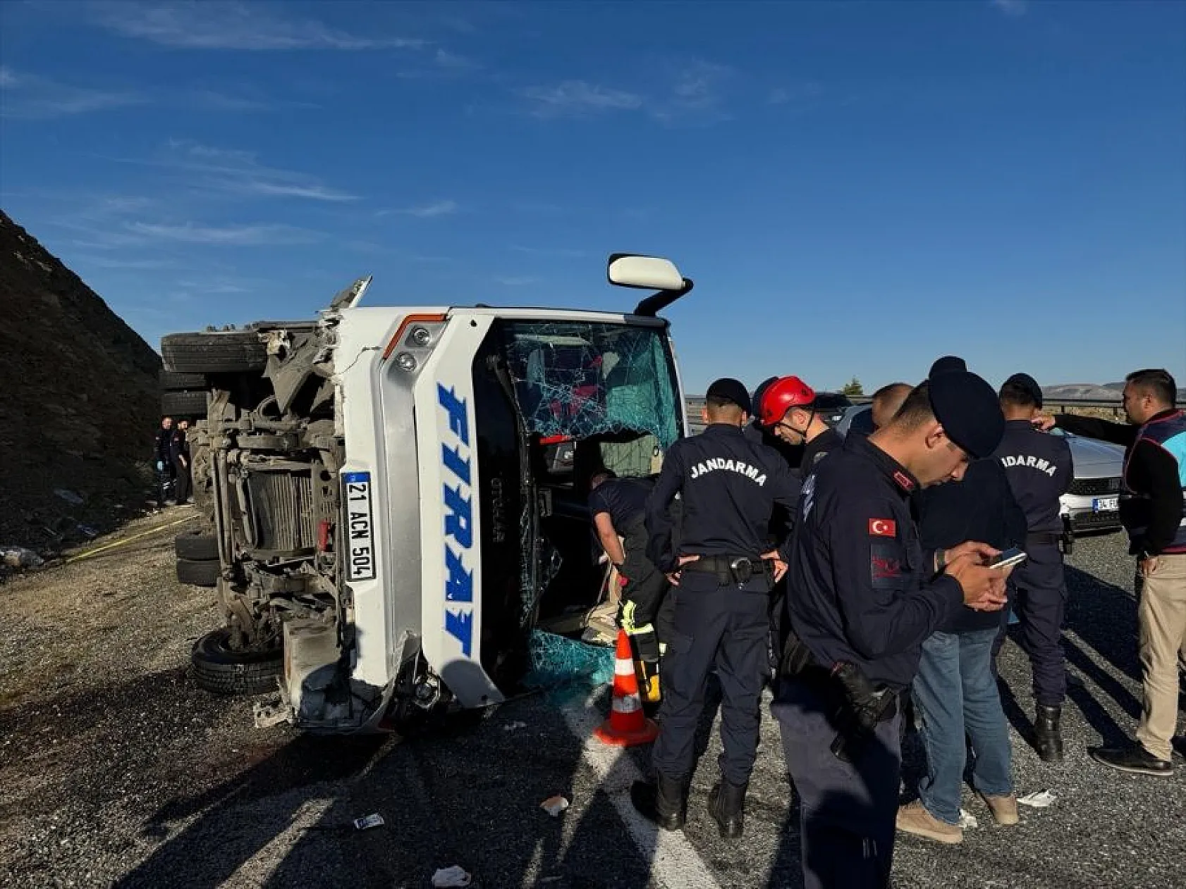Elazığ'da midibüs devrildi