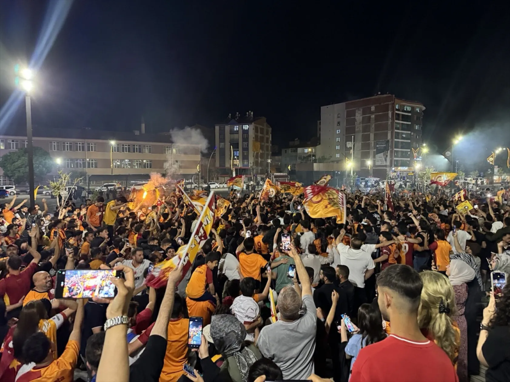 Elazığ'da sarı-kırmızı gece