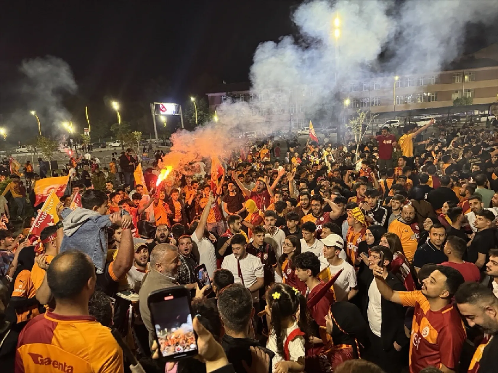 Elazığ'da sarı-kırmızı gece