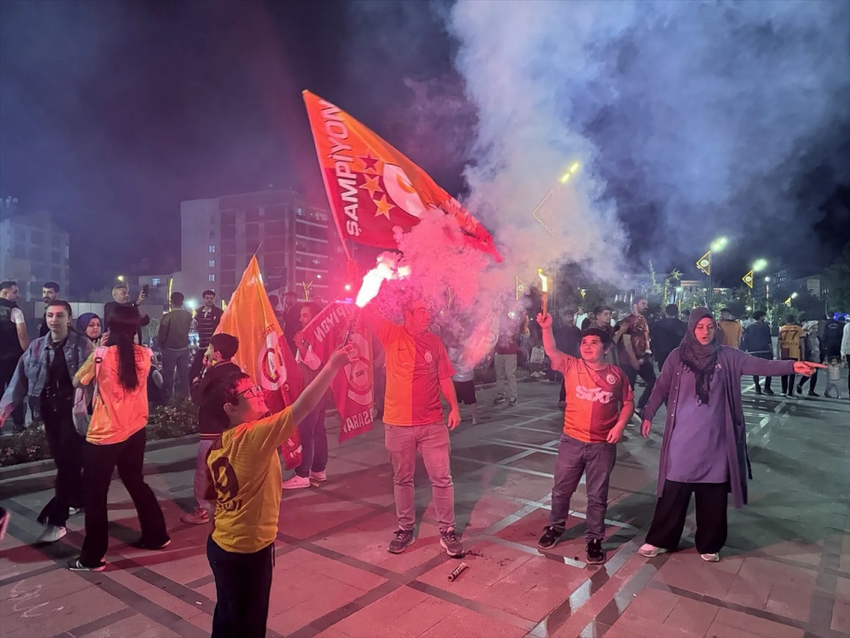 Elazığ'da sarı-kırmızı gece