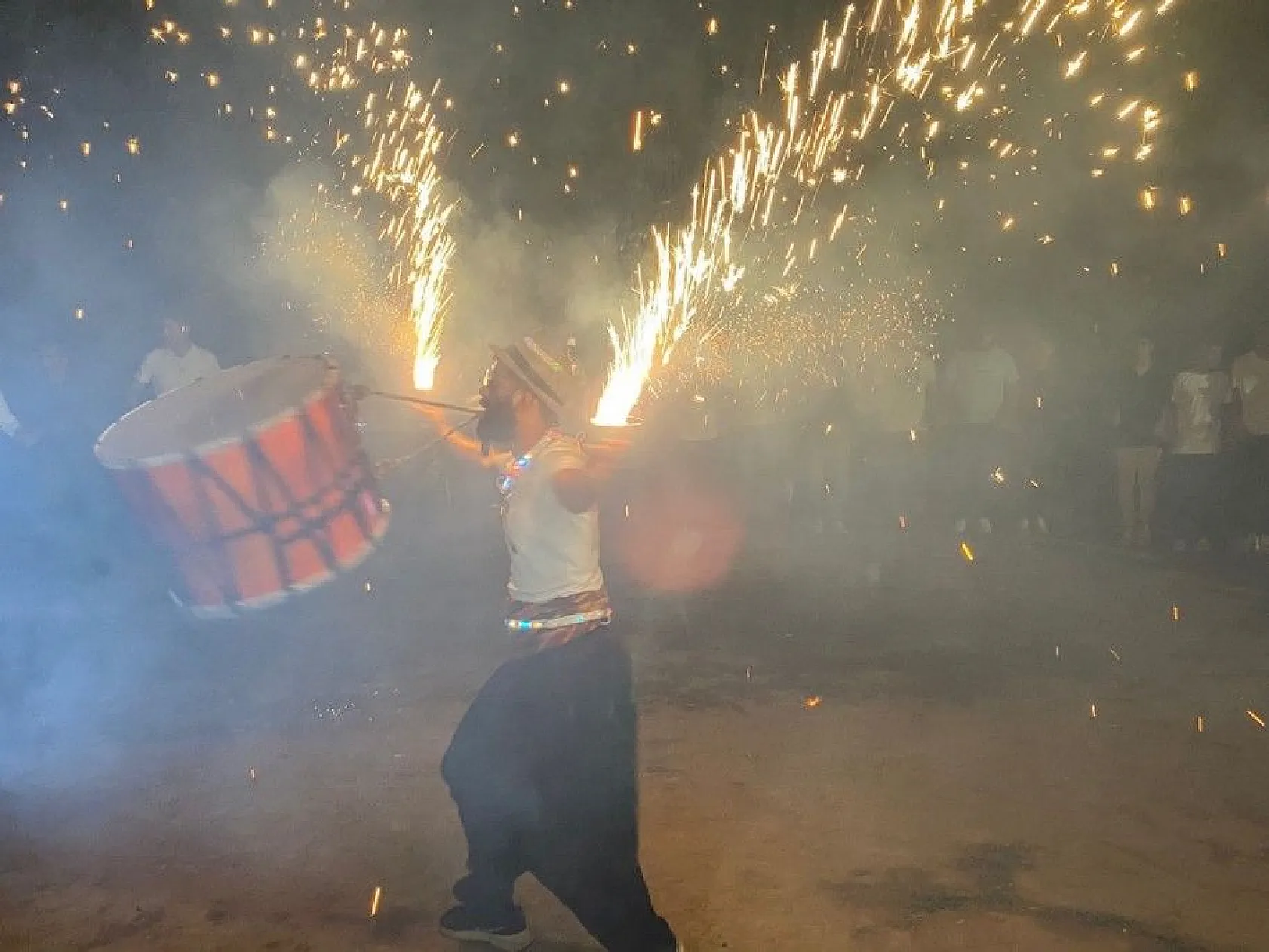 Davulcunun şovu düğünün önüne geçti