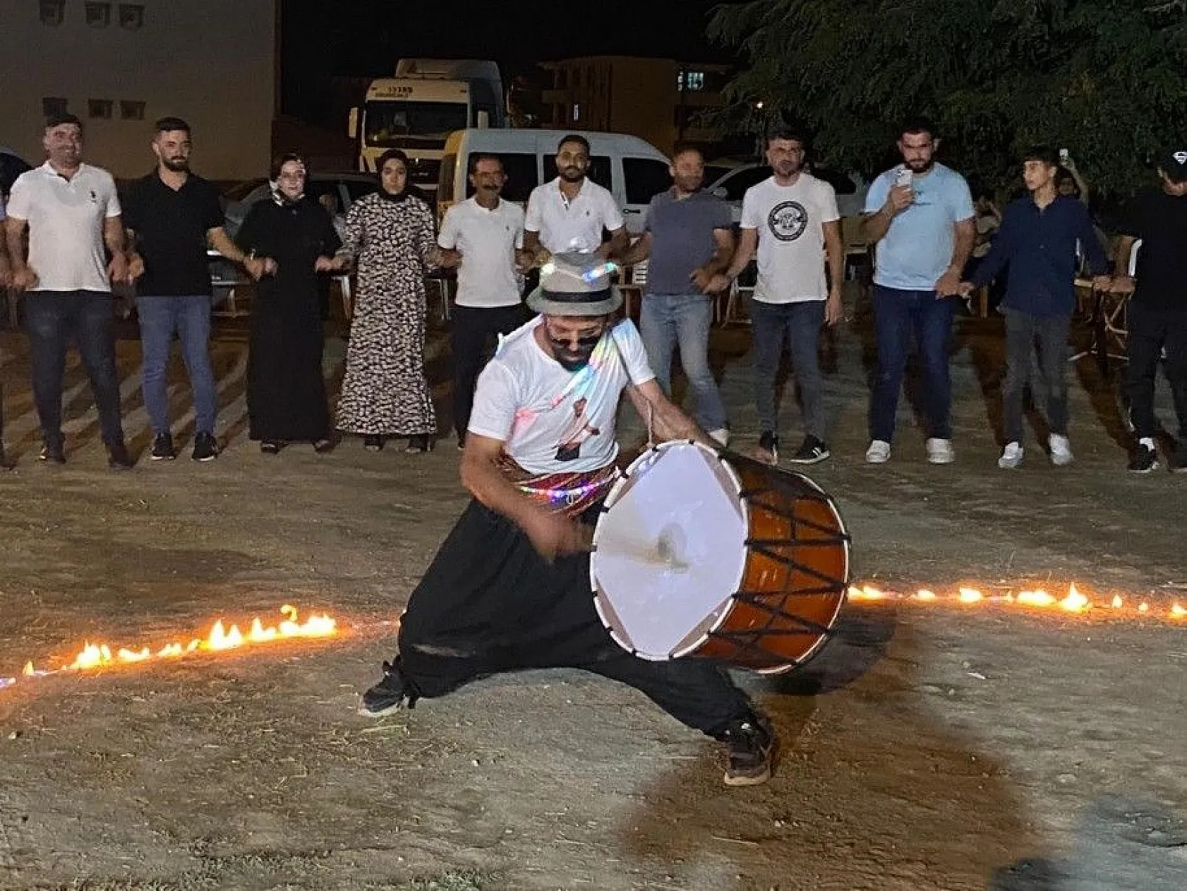 Davulcunun şovu düğünün önüne geçti