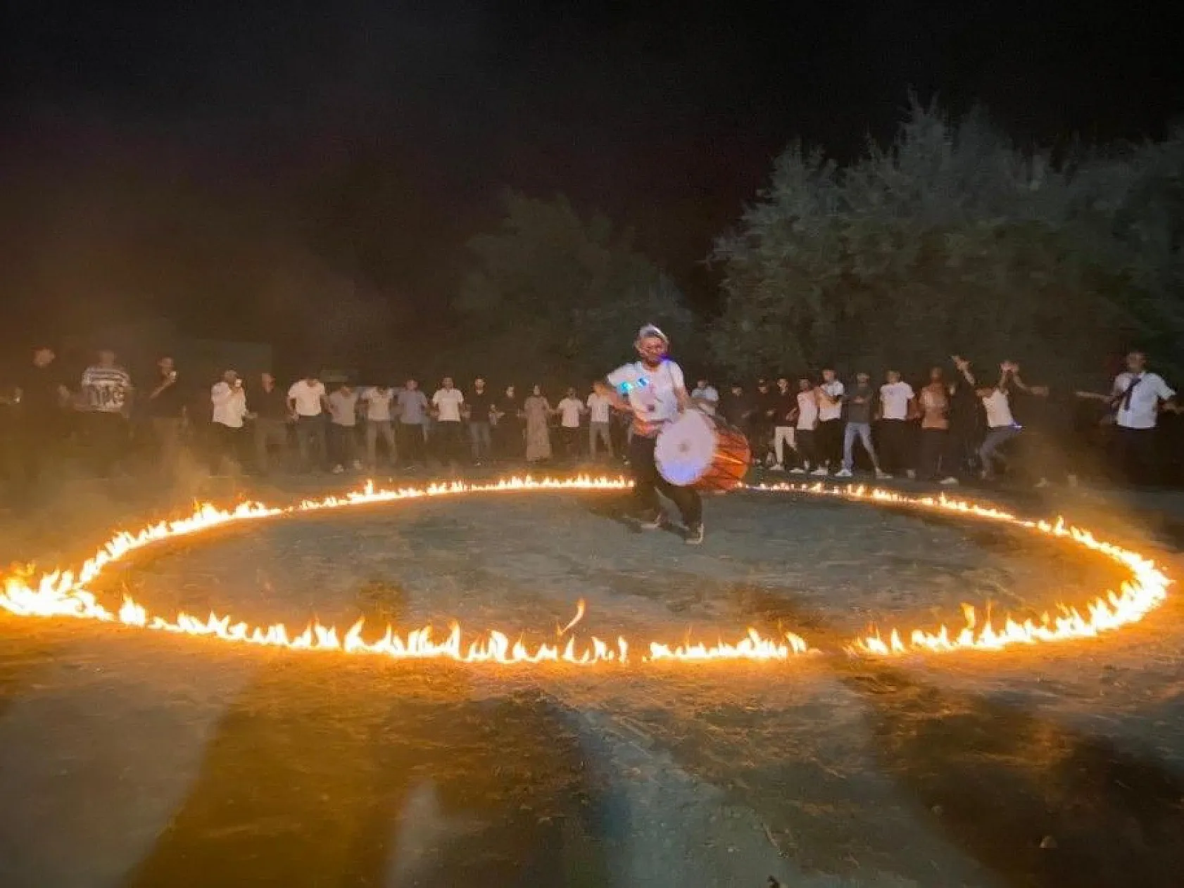 Davulcunun şovu düğünün önüne geçti