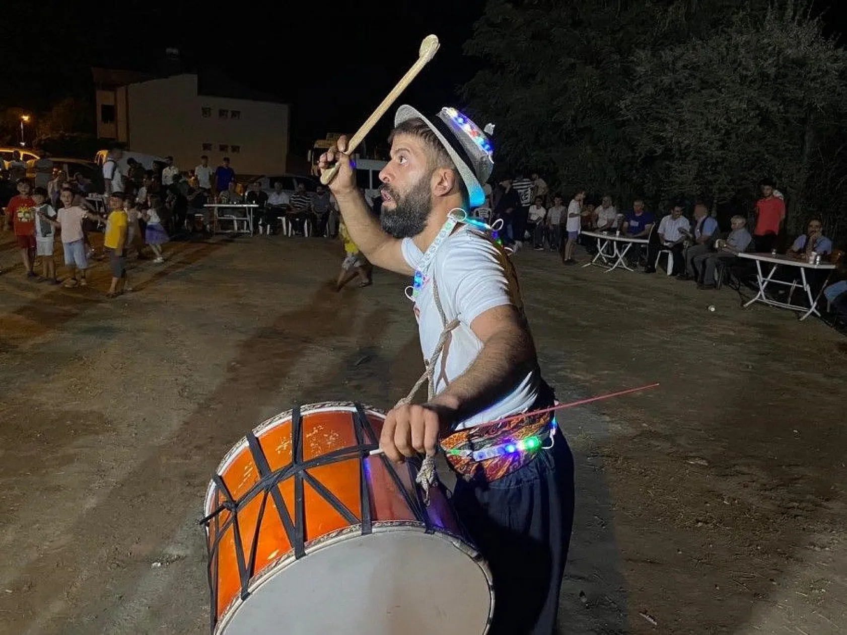 Davulcunun şovu düğünün önüne geçti