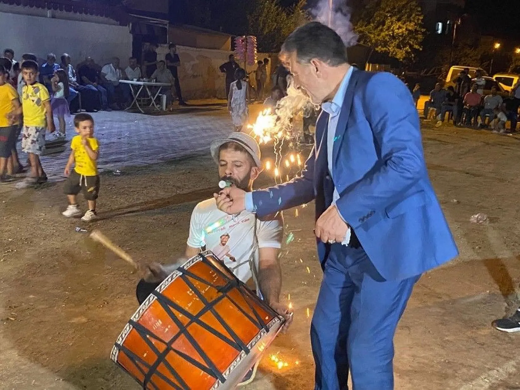 Davulcunun şovu düğünün önüne geçti