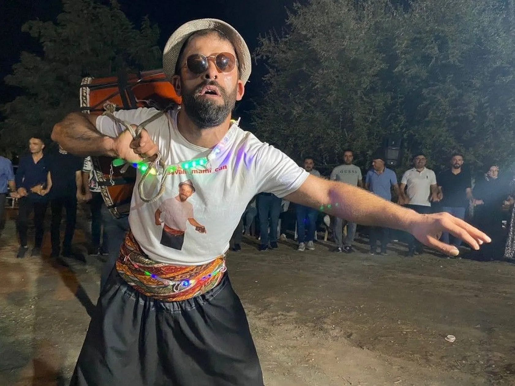 Davulcunun şovu düğünün önüne geçti