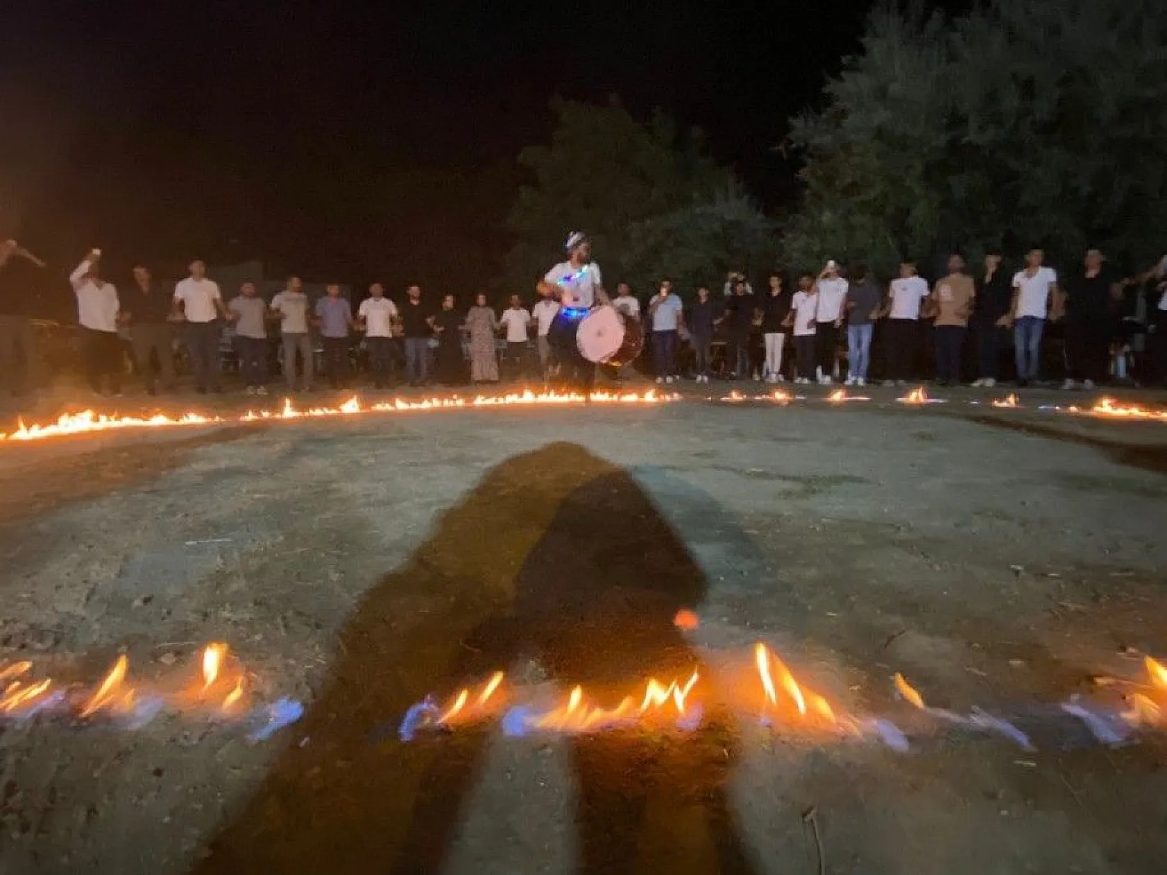 Davulcunun şovu düğünün önüne geçti